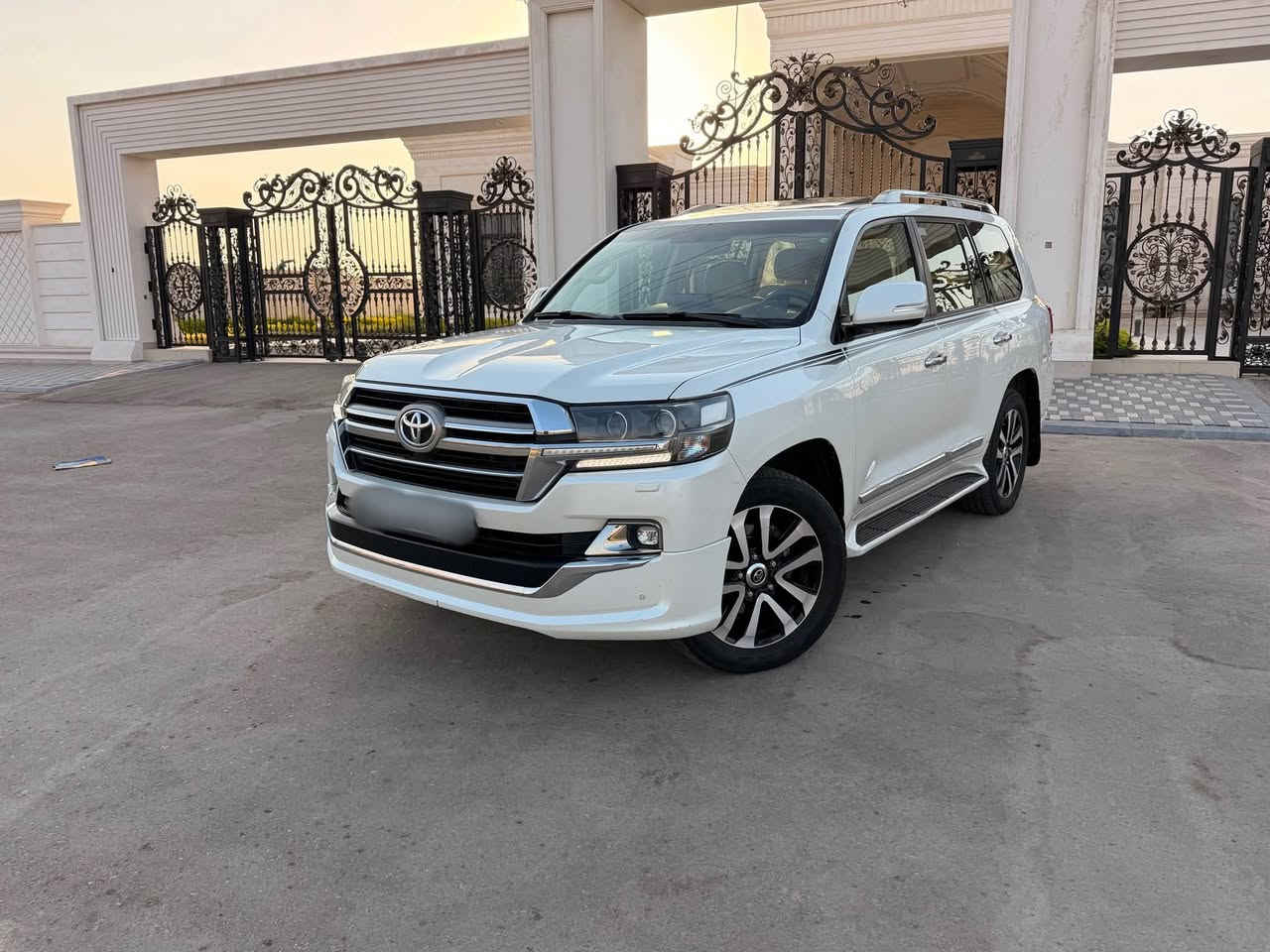 🚗 للبيع تويوتا لاندكروزر GXR V6 موديل 2019 – شركة SAS
ما شاء الله، السيارة نظيفة جدًا ومعتنى بيها ومحافظة من الداخل والخارج.

🔹 موديل 2019
🔹 الفئة GXR
🔹 محرك V6
🔹 شركة SAS
🔹 الممشى 153,000 كم
🔹 صندوق كهربائي
🔹تشغيل عن بعد
🔹زراكات
🔹5 بصمات
🔹عداد ليزري
🔹مري قلاب + شفط
🔹 دبل ماوس
🔹 فتحة سقف
🔹 شاشة
🔹 تشغيل بصمة
🔹 حساسات
🔹 تبريد أمامي وخلفي
🔹 جنوط وكالة
🔹 اللون أبيض – داخل بيج
🔹 داخلية نظيفة ومحافظة

🔍 السيارة مفحوصة سونار والتقرير موجود
✅ المحرك يعمل بشكل منتظم
✅ الكير يعمل بشكل منتظم
✅ المنظومة الكهربائية تعمل بشكل منتظم

✅ السيارة مكفولة من كلشي، والمشتري يفحص بالمكان اللي يريده، عدا بارد بالجامغ الأمامي من جهة السائق، وبارد بباب الصندوق السفلي، وبارد بسيط بالجامغ الخلفي من جهة الراكب، وجميع الملاحظات موضحة بالسونار بكل صراحة.

💰 السعر: 465 ورقة – قابل للتفاوض للشخص الجاد بالشراء

📍 الموقع: الصويرة

📞 ***********
📞 ***********
د. أحمد

