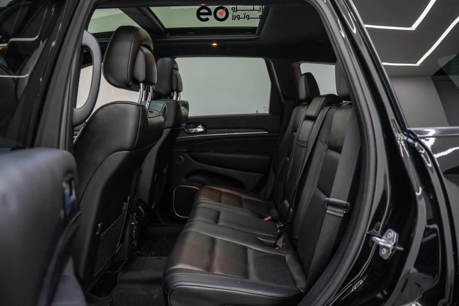 🚘 للبيع Jeep Grand Cherokee High Altitude  جيب كراند شيروكي  وارد كندي  سيارة كلين تايتل 2021

🔹 الموديل: 2021
🔹 الفئة: High Altitude
🔹 المحرك: 3.6 لتر V6
🔹 القوة: 293 حصان
🔹 ناقل الحركة: أوتوماتيك 8 سرعات
🔹 الدفع: 4×4
🔹 المقاعد: 5
🔹 الجنوط: 20 إنش
🔹 شاشة Uconnect
🔹 Apple CarPlay وAndroid Auto
🔹 مقاعد جلد 
🔹  + تبريد مقاعد أمامية كهربائية ومدفأة
🔹 فتحة سقف بانوراما
🔹 باب خلفي كهربائي
🔹 دخول وتشغيل ذكي
🔹 كاميرا خلفية وحساسات ركن
🔹 مراقبة النقطة العمياء
🔹 نظام صوت Alpine
🔹 مثبت سرعة
🔹 تصميم High Altitude مميز سماعات هارمن كارديون 
+ جكات 
وتطعيمات خارجية سوداء 

📌 السيارة نظيفة جداً ومواصفاتها عالية.

📍 الموقع: بغداد + دهوك رقم السيارة دهوك
💰 السعر: 33 الف وبيها مجال 
📞 للتواصل: ***********

نص مكتوب في الصور:
- إينزو موتورز
- إينزو موتورز e0
- eo إينزو موتورز
- eO انزو موتورز
- إينزو موتورز eo
- اينزو موتورز e0