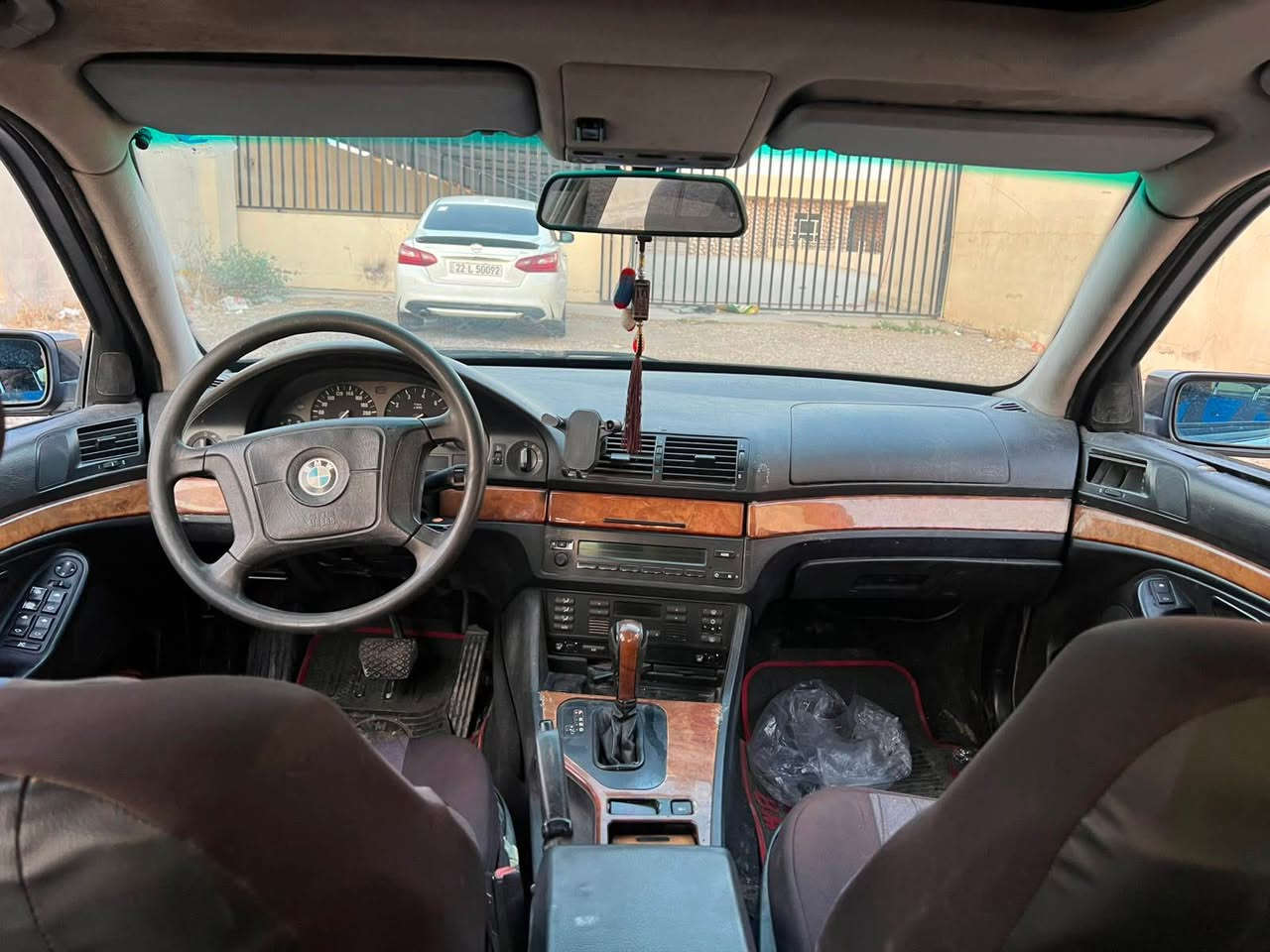 BMW e39 
سعر ٤٤و مجال
مۆدئل 2000
گئر و مەکینە بە شەرت
جەمپەکی بجوکی دواوەی هەیە پئشی کەپسە
جوار تایەو ویلی ئیم خاوئنی لە بنە 
مەنەفئستە پاکانەو غەرامەشی بە شەرتە   
تاخمی زۆر توندو تۆلە
شوئن روفیا 
ژم*********** اكر, نينوى

