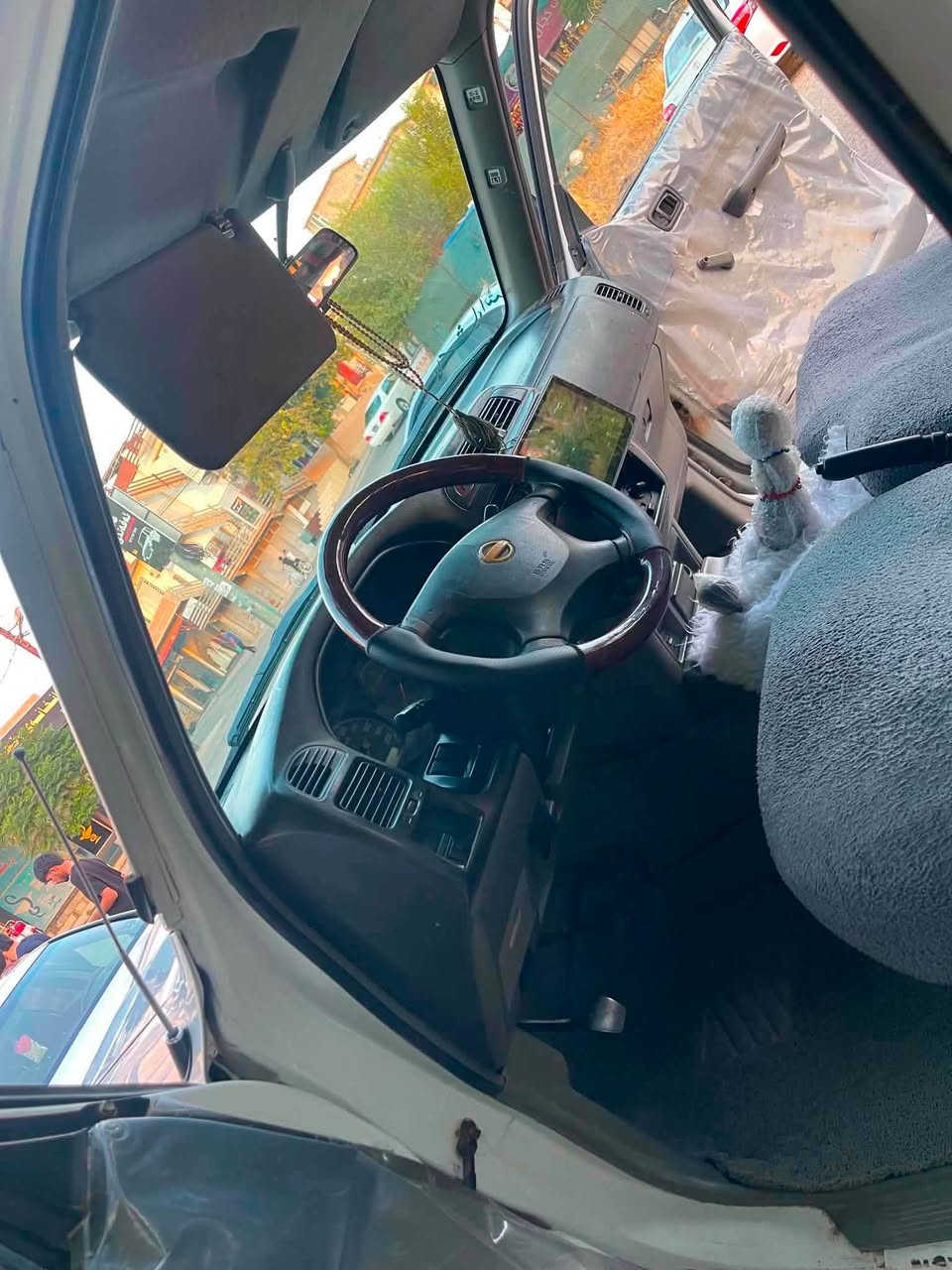 ماشااللە لەماڵی هەموو لایەک
پاتڕۆڵ 2002 موحەسەن ناو بۆر
بێ بۆیاخ
تەنها نیو پارچەی بۆیاخە 
علوجەو کۆدی هەیە (مزایدە نییە).
هیچ تەقیویەکی نییە
بەدەنەو دەرگای دوای قەترە تەقیوی نیە
دەعامی پێش بۆ دەعامی دوا چەکوشی پێوە نیە
سەقفو شانی ئەڵێی شوشەیە بۆیاخو قەڵەمکاریشی نیە !
گێڕو مەکینەو ئەکسل بەشەرت
مەکینەی هەڵمی دەمیشی نیە بەشەرت
عەینەو کلاجی بیلادی لەسەرە
بەرگە سەقفو بەرگە دەرگاو ناوی بە جوانی ماوەتەوە
٤ تایەی M.M لەژێرە
پێشو دوای تازە داگیراوە
ساڵەنسای بیلادە
تەنانەت دەعامیەکانیشی بیلادیەو بۆیاخی نیە
نرخیشی ٦٦ گەڵاو مەعمەلە
*********** شمشمل, السليمانية

