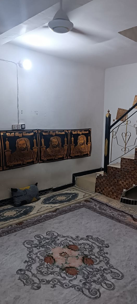 السلام عليكم 
معروض للبيع نصف دار خلفي 
المساحه (١١٠) م  الدربونه متر ونص 
بناء نظيف عكاده طابقين 
يحتوي على 
استقبال وصاله وغرفه ومطبخ وصحيات 
الطابق الثاني 
غرفه نوم عدد (٢) 
صاله 
صحيات 
السعر (٩٥) مليون 
للاستفسار الاتصال واتساب ***********
مكتب المدار الذهبي للعقار
