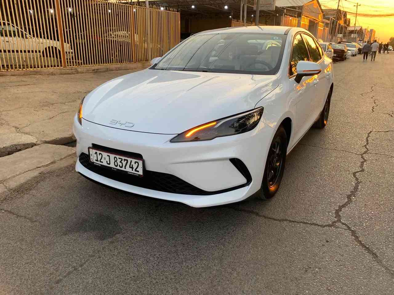 BYD سيل فايف موديل 2025

🔹 الموديل: 2025
🔹 اللون: أبيض
🔹 الممشى:12000 كم فقط
🔹 نوع اللوحة: نينوى

المواصفات:
✅ محرك 1.5 لتر DM-i.
✅ ناقل حركة أوتوماتيك.
✅ شاشة وسطية كبيرة تعمل باللمس.
✅ عدادات رقمية.
✅ تشغيل بصمة ودخول ذكي.
✅ كاميرا خلفية مع حساسات.
✅ مثبت سرعة.
✅ تكييف أوتوماتيك.
✅ إنارة LED أمامية وخلفية.
✅ مقاعد جلد.
✅ جنوط ألمنيوم.
✅ داخل ابيض
مرقم كامل مع كافة الملحقات ارضيات/كارت/شاحن اصلي /وبقية الأغراض المعروفة 

✨ السيارة نظيفة جداً، استخدام شخصي، جاهزة للفحص، ولا تحتاج أي مصروف.سونار مرفق بالصور

💰 السعر المطلوب:137$
للاستفسار معرض الروضة لتجارة السيارة***********
متوفر ايضا سيل فايف زيزو
ودستروي مرقم ايضا.
كن بلص 13 كاميرا الفول

