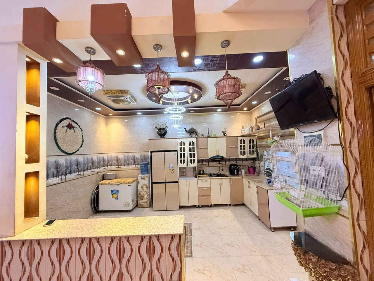 💢للبيع💢 
  دار ركن في حي الجزيره الطاقة وجه الدار للشارع العام مقابل مطعم السبعين يبعد عن الشارع العام 20 متر
مساحه الدار 150(15 في 10)
الطابق الارضي:- استقبال وصاله ومطبخ حار ومطبخ بارد ، غرفه و صحيات حمام عدد 2 ومكشوفه
الطابق الثاني :- غرفه عدد 2 وصحيات عدد 2 وصاله 
السطح :- مقفل ومفروش جلسات
للاستفسار اتصل ***********
عنوان المكتب شارع الجنسيه بصف اسواق القلعة مكتب عقيل شريف
