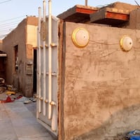 بيت للبيع المكان حي الفرات قرب الطاقةالكورية يتكون غرفتين نوم وصالة وس...
