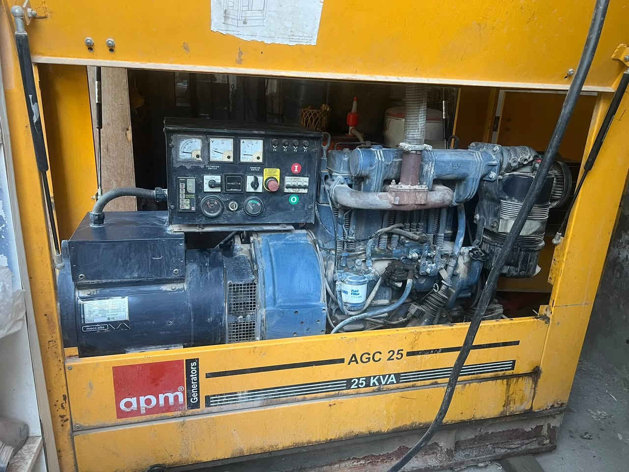 مولد للبيع
مولدة ديزل للبيع - بحالة ممتازة
 القدرة: 25 kVA (3 فاز / Phase 3)  
 ماركة المولد (Alternator): Mecc Alte إيطالي (موديل ECO28-VL/4)  
 المحرك: ديزل (تبريد هواء / Air Cooled) بدون ماء
 ساعات العمل (عداد التشغيل): 4303 ساعة عمل فقط  
 لوحة التحكم: مجهزة بعدادات قراءة (الفولتية، الأمبيرية، والهرتز) مع نظام حماية المحرك مفاتيح تحكم  
 الملحقات: كابينة صداح / كاتم صوت أصلي من شركة apm Generators (موديل AGC 25)  
 المكان: ديالى - بعقوبة
 للتواصل والاستفسار
 ***********
