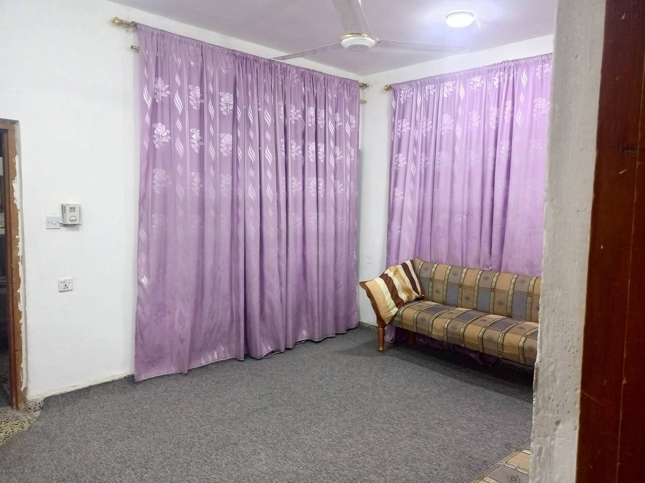 السلام عليكم 
بيت ملك طابو صرف موقع تجاري مميز العلگاية الشارع الاول خلف صيدلية لؤلؤة الماس المساحة 250 متر يتكون من استقبال وهول ومطبخ وغرفتين
السعر 130 وقابل للتفاوض 
للاستفسار التواصل 
***********
