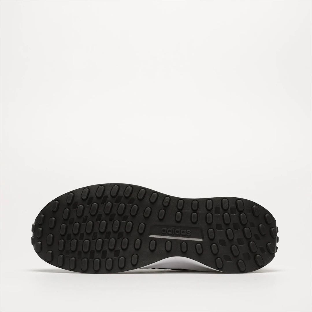 هذا الحذاء هو حذاء رياضي كاجوال (Lifestyle Sneaker) من إنتاج شركة آديداس (Adidas).اسم الموديل المعتمد: Adidas Run 70sكود المنتج (Style Code): GZ9512اسم اللون الرسمي: Green Oxide / Core Black / Screaming Orange (وهو تصميم يتميز بنقشة التمويه العسكري الأخضر "Camo" مع تفاصيل باللون البرتقالي الصارخ والأسود).يتميز هذا الحذاء بتصميمه الكلاسيكي المستوحى من أحذية الجري في فترة السبعينيات مع لمسات عصرية مريحة تناسب الاستخدام اليومي

قياس ٤٦ 
الحاله غير مستخدم
للحجو مراسله الصفحه او عبر الواتساب 
***********
