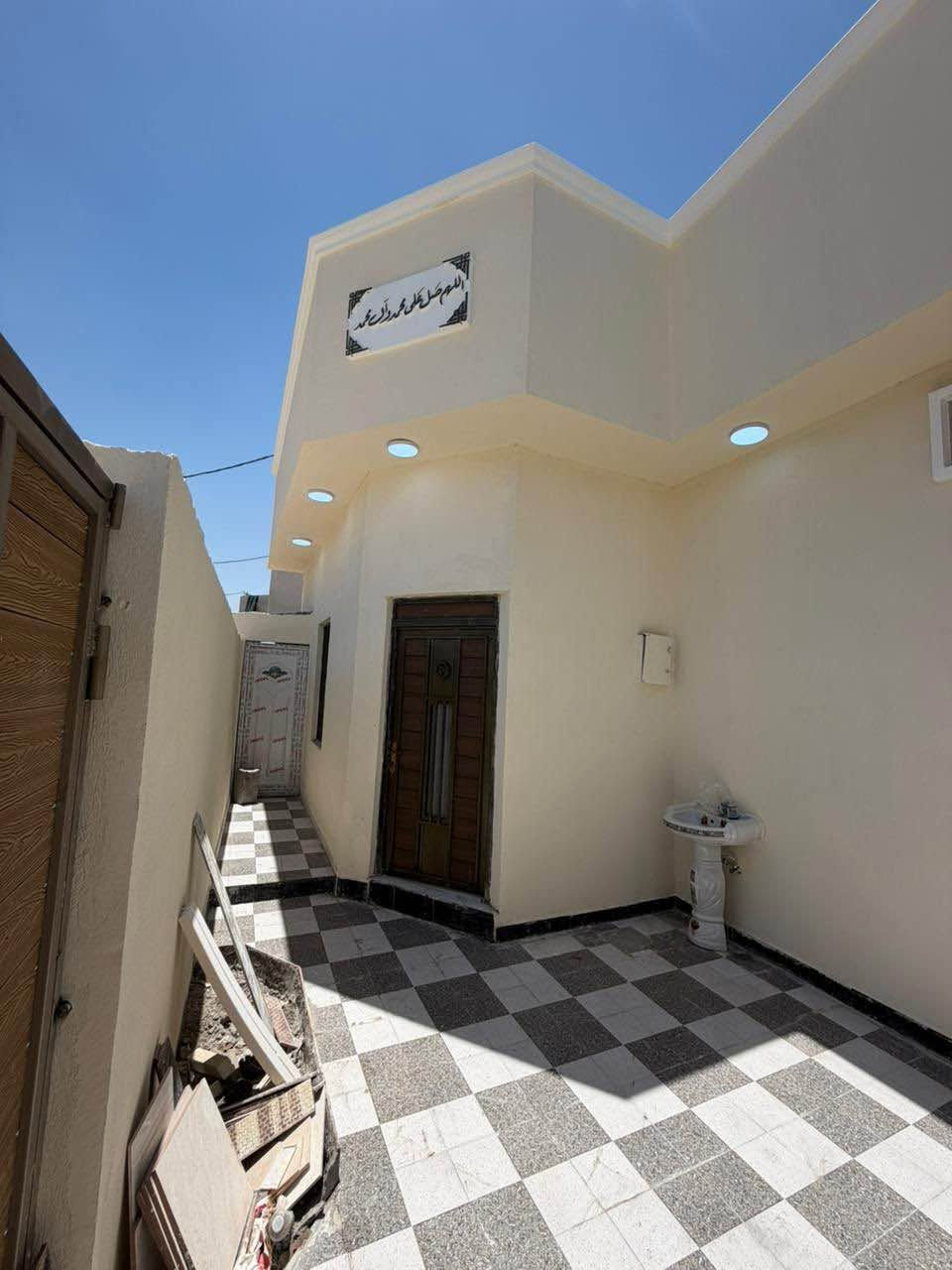 دار سكن للبيع

يحتوي على 2 غرف منام + هول+ مجمع صحيات داخليه + ديوان خارجي + صحيات خارجيه + كراج سياره + ترك ومنور +مطبخ

مساحه المنزل ١٥٠متر 

نوع العقار طابو زاعي سند ٢٥ بسم عراقي وكاله ومكتبه ونسخه من طابو

علماً المنزل بالكامل سيراميك 

نوع السقف كونكريت 

يتوفر كهرباء أمبيرات 

المنطقه تحتوي على جميع الخدمات ماء وكهرباء ومستوصف صحي ومدارس ابتدائيه 

الجيران ذهب صافي 

العنوان البصره شط لعرب الجزيره شارع زين العابدين

علماً المنطقه اصوليه بيوت موضفين طابو والمنزل محاذي للبيوت الطابو 

السعر المطلوب ٧٥ وبي مجال ان شاء الله 

للاستفسار التواصل خاص او على الرقم التالي /

‏***********
مكتب عقارت المهندس شط العرب, البصرة
