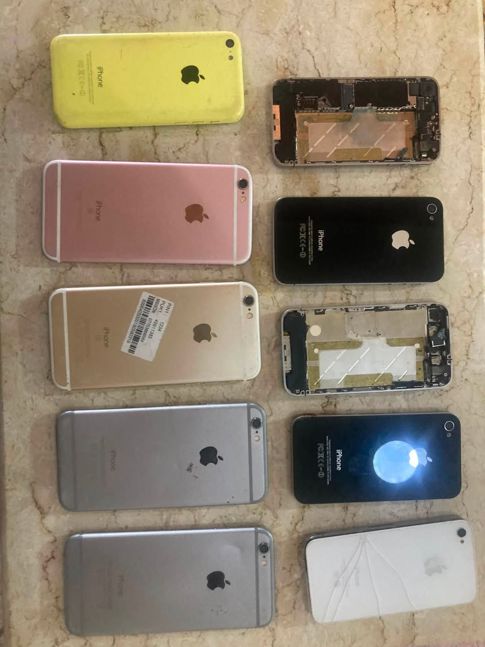 اجهزه قطع غيار
ايفون 4 عدد 5 شغالات شاشه بدون بطاريه 
ايفون 6 قطعتين طافي 
ايفون 6s قطعتين واحد طافي الثاني قافل ايكلود شغال 
ايفون 5c يشتغل ويطفه لو سوفت لو بطاريه 
السعر للكل 100 الف 
واتساب ***********
يوجد توصيل
