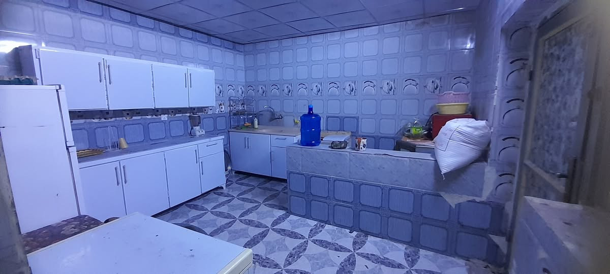 بيت معه مشتمل سند طابو 
موقع البيت شارع مندي وتنور كامل مكمل السعر ١٣٥ وبي مجال قليل اتصل وتدلل ***********
