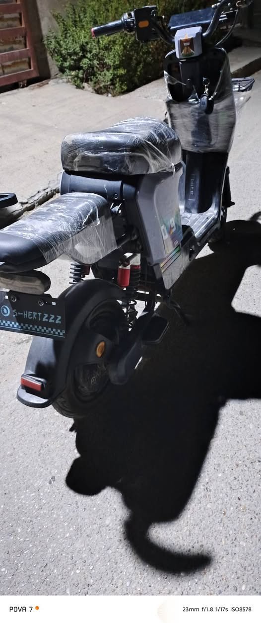 دراجه شحنR900 بطاريات عل فحص نضام بك منفذ يوسبي مسجل بلوتوث لايت عالي وناصي هورن اشاير سكن نشرات كهربايات كلها شغاله جديدة منزلها من الشركه الوصل موجود سعر 275وبيها مجال مكان بغداد خلف سيطرة الشعب رقم ***********

نص مكتوب في الصور:
- POVA 7 • 23mm f/1.8 1/17s ISO8578