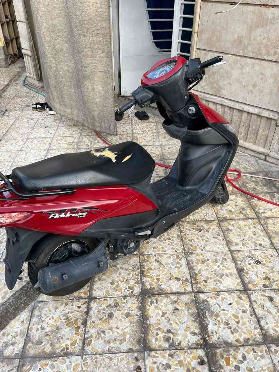 سلام عليكم دراجه نوع ادرس  شركه سازوكي  جديده الدراجه شلعتها ومعدلها كلش حلو كهربائيات كله شغال قفل جنطه قفل ستيرن شغال مكينه لامجفته ولا بيها دخان ولا نضوح كفراتها بلاديه مكاني بغداد
***********
