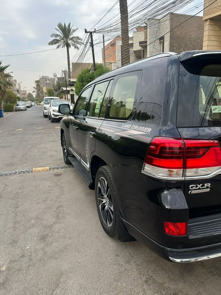 السلام عليكم
تويوتا 

لاندكروزر موديل 2021 

وكاله بريمير 

ماشيه 55000

مكفوله من اي صبغ 

رقم بغداد 

***********
السعر 580 ورقه وبيها مجال للشراي
