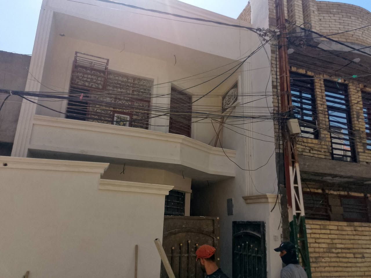 بيت زراعي ورا الصناعي قريب عالطابو ثمانين متر حديث طرمه مدخلين الخولي والاستقبال بالاخير مطبخ فوك غرفه نوم سطحين بلكون البيت زنجيلي  ٨٠متؤ خدمات فول ماء متوفر كهرباء بيت خريطته حلوه يرهم الحلوي البي الدرج تسوي مطبخ ويصبر المطبخ غرفه نوم سويت بي حمام داخلي يرهم نقد وبالتفسيط نصيحه خط النفط مايخدمج مابي خدمات ويعانون من الماء للاستفسار *********** معلومه التطويب واصلها مليون بالميه
