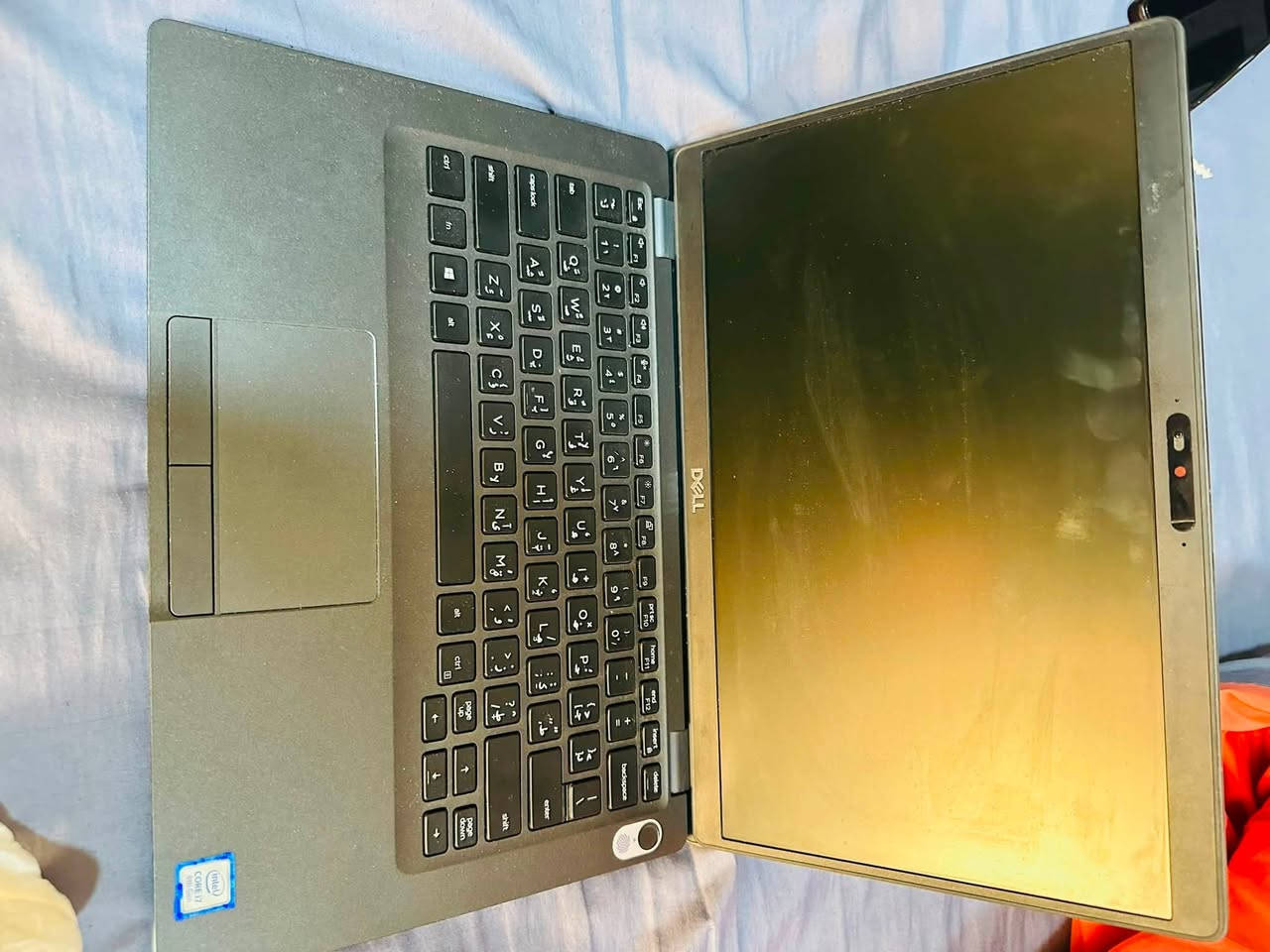 Dell Latitude 5400
سنة التصنيع: 2020 (مكتوبة على الملصق). 

لكن موديل Latitude 5400 ينزل بعدة نسخ، لذلك لا أقدر أحدد المعالج والرام والهارد من الصورة وحدها. المواصفات الأساسية التي يدعمها هذا الموديل هي:

* الشاشة: 14 بوصة (HD أو Full HD حسب النسخة)
* المعالج: Intel Core i3 / i5 / i7 الجيل الثامن (U-Series)
* كرت الشاشة: Intel UHD 620، وبعض النسخ تأتي مع AMD Radeon 540X
* الرام: DDR4 حتى 32GB (منفذين)
* التخزين: SSD M.2 NVMe أو SATA SSD، وبعض النسخ تدعم HDD
* المنافذ: USB 3.1، USB-C (بعض النسخ مع Thunderbolt 3)، HDMI، LAN، قارئ microSD، منفذ سماعة 3.5mm

مصار هواي من اخذته وما استخدمته قليل لان انشغلت 

اخذته ب650 الف

السعر الحالي 
550 الف 
الاستفسار  ***********
