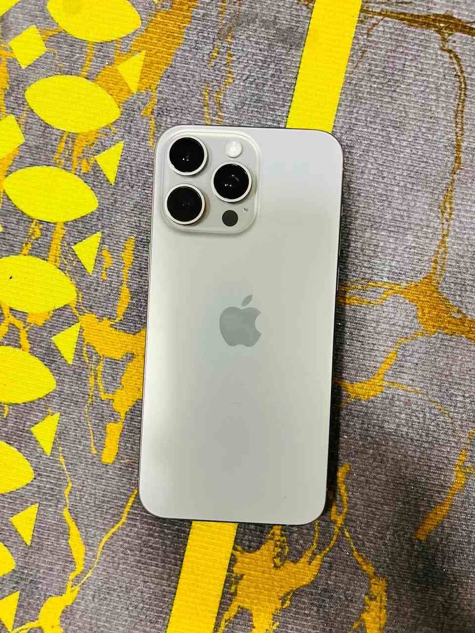 للي يدور جديد ومكفول للأخير..
. (iPhone 15 Pro Max) ايفون 15 برو ماكس

الذاكرة: 256 جيجابايت.

النسخة: عربي شرق أوسط رسمي.

اللون: فضي تيتانيوم مميز وفخم.

النظافة: 100% زلغ واحد مابي أخو الجديد تماماً 

الجهاز نورمل وممفتوح نهائياً وكلشي ممبدل بيه.

البطارية:100‎ ‎% ما معلايه 

دورات الشحن :616

السعر: 1,125,000 دينار عراقي 

المكان: [ بغداد الشعلة ]

 للتواصل: [ *********** ]
