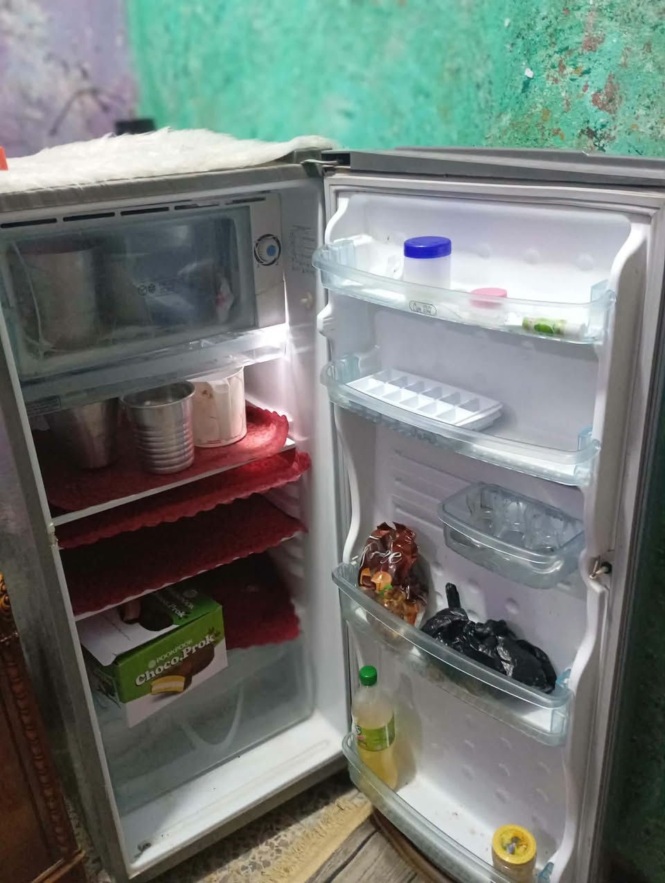 ثلاجه حجم وسط جديده ب200 وبيها مجال
