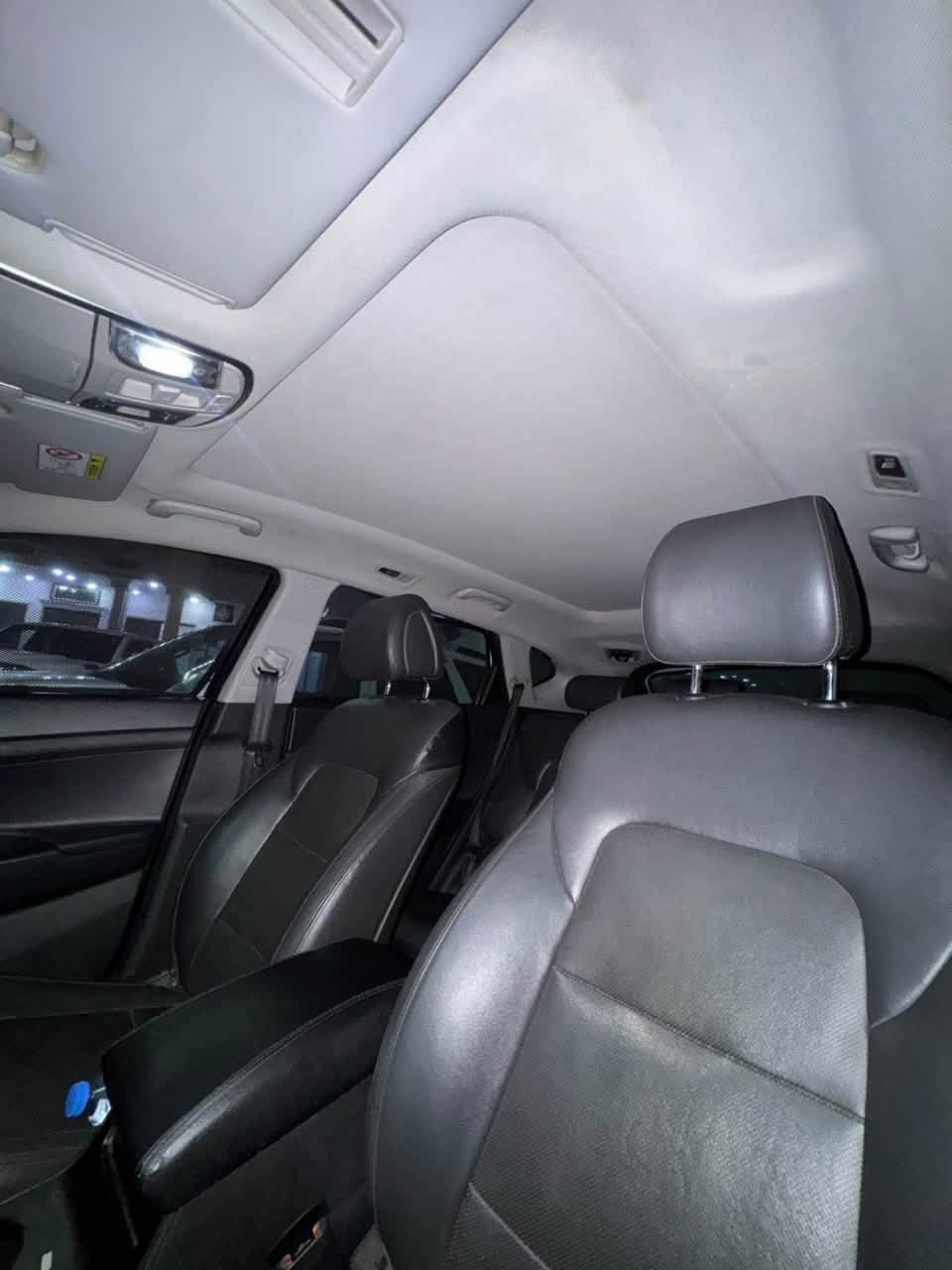 هيونداي توسان (Hyundai Tucson) موديل 2017
الفئة: ليمتد / ألتيميت - فل كامل (Full Option / الملكي) (وارد كوري استيراد خاص ) 
المواصفات : 
المحرك: 4 سلندر 2.0L تنفس طبيعي (DOHC 16V). 

المواصفات 
- دفع رباعي (AWD) + نظام  دبل لوك فصل الدفع .
- ⁠3 وضعيات  قيادة  سبورت نورمال ايكو 
- ⁠ ردادات جانبية 
- ⁠صندوق خلفي كهرباء شفط 
- ⁠كشنات جلد وتحكم كهربائي 
- ⁠تدفئة + تبريد مقاعد 3 درجات
- ⁠تسخيق المقود 
- ⁠فتحة سقف بانورما 
- ⁠توقف تلقائي (Auto Hold)
- هاندبريك إلكتروني دكمة  EPB
- ⁠تكييف أوتوماتيكي مزدوج (Dual Climate Control) مع نظام تنقية الهواء (Clean Air)  
- حساسات ركن أمامية وخلفية (Park Assist) مع زر تفعيل/إيقاف 
- نظام نزول المنحدرات (DBC)
نظام الثبات الإلكتروني ومانع الانزلاق (ESP / TCS) . 
- بصمة تشغيل+ دخول ذكي 
- ⁠انارة محيطية خارجية 
- ⁠مرايات كهربائية شفط 
- ⁠فتحات تبريد خلفية 
وبعد مواصفات هواي . 
( السيارة بيها جاملغ ايمن وبوند مبدل نفس ألون  يعني السيارة بدون صبغ نهائياً 
بيها مكان PDR  وملاحضات جدا بسيطة )
ممشى السيارة 250,000km 
سيارة جديدة وما  تحتاج ⁠اي صرف
السعر 155$ و بيها مجال بسيط

للتواصل و الاستفسار 
***********
