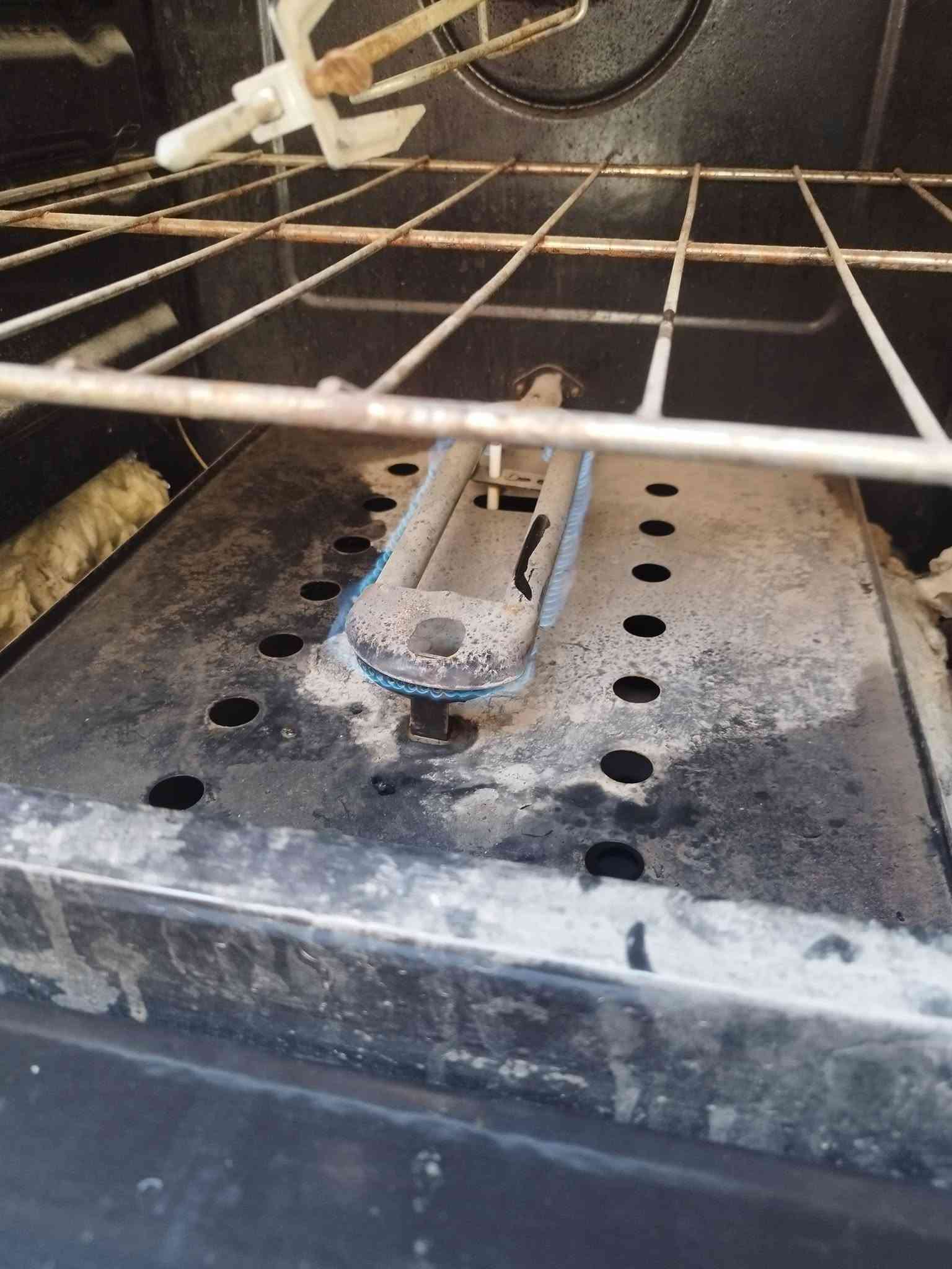 يا الله بيع مستعجل طباخ مصري  نضيف جدا شغال فوول نار زركه نضافه شغاله 3 عيون الفوك وحده متروكه والفرن شغال فوك وجوه ع فحص بسعر 40 الف مكاني ابو غريب شهداء شارع السكلات بضهر السوك  وات ساب  ***********
