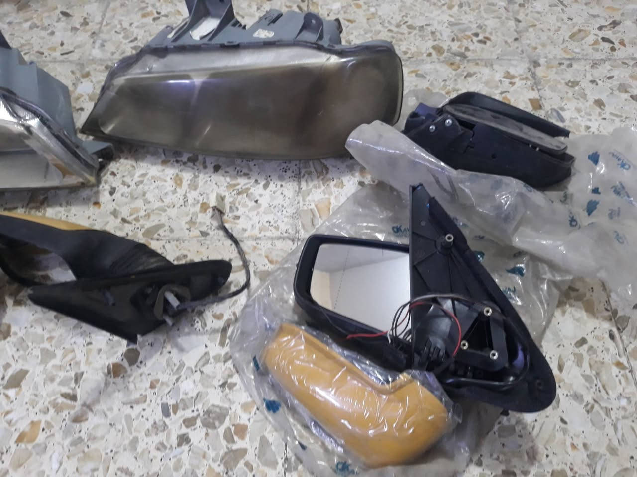 سلام عليكم مرخصت الادمن عندي غراض مال بيجو زوج لايتات ومري وحده منهن جديده الشراي يقيم ويجي ياخذهن( *********** )
