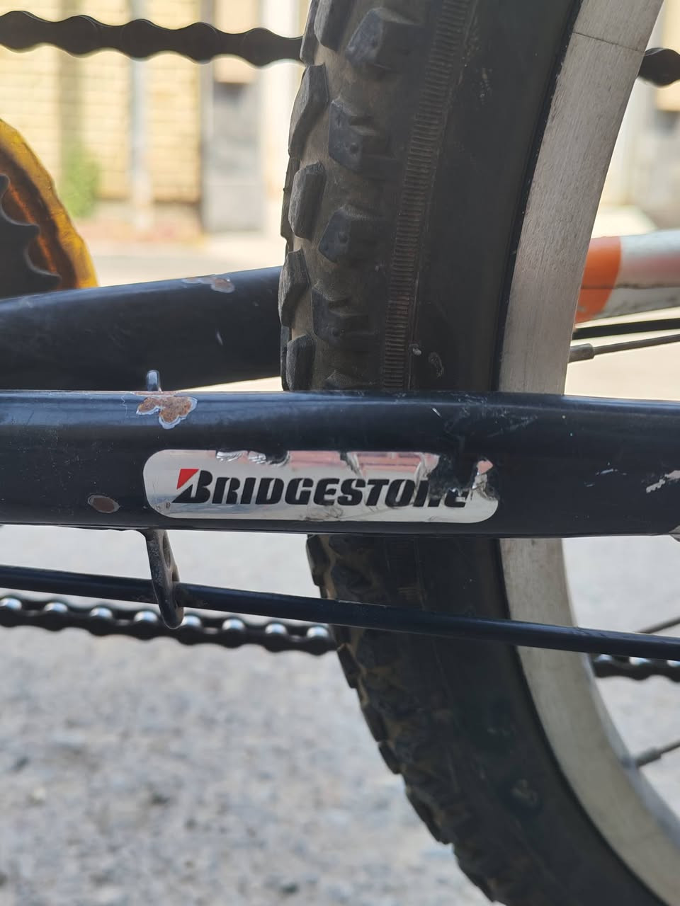 سلام عليكم
دراجة هوائية ماركة برجستون Bridgestone ياباني بأمتياز درجة أولى مال بالة 🇯🇵

حجم الإطار 24.
عدد التروس 1/6 من شركة شيمانو Shimano. 
البريك الامامي شغال، البريك الخلفي عاطل. 
الفريم حديد. 
جاملغات أمامي و خلفي ضد الشوارع المبللة و السيان.
الويالة نظام سيامة أكثر اعتمادية.
فيه مكان لتركيب سلة و قاعدة اصلية من شركة برجستون لتركيب مصباح داينمو. 
السعر 70 ألف و بيه مجال للطيبين
المكان : بغداد، رصافة، منطقة البلديات
رقم : *********** اتصل رصيد أو واتساب.
