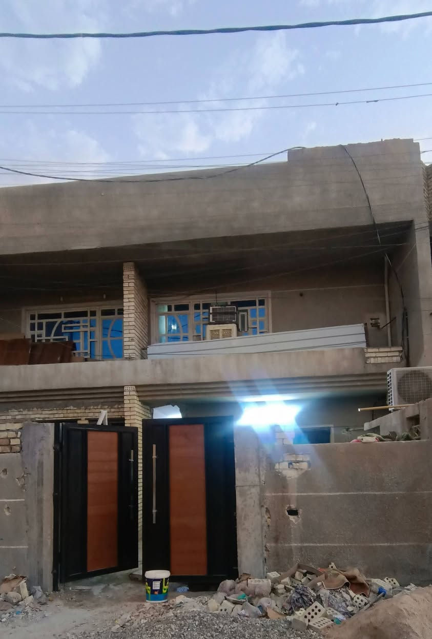 سلام عليكم توفر عندي بيت للبيع مساحه 110متر طابقين-- --جبها 6---نزال18 ----زراعي سند 25 سند وكاله موجودات البيت مقابيل مدرسه يعني ماكو  جار كدامك  بيت عل قيد نشاء جاي يعمرون بي يحتاج شي بسيط مثل ما موضح بل فيديو. منطقه كامله كل خدمات مي مجاري كهرباء تبليط موقع البيت البلديات الضباط خلف الصحفيين قرب مدرسة زين القوس مقابيل مدرسه ابن خلدون منطقه حي الامير للاستفسار اكثر ***********رد واتساب ماسنجر حسن للعقار
