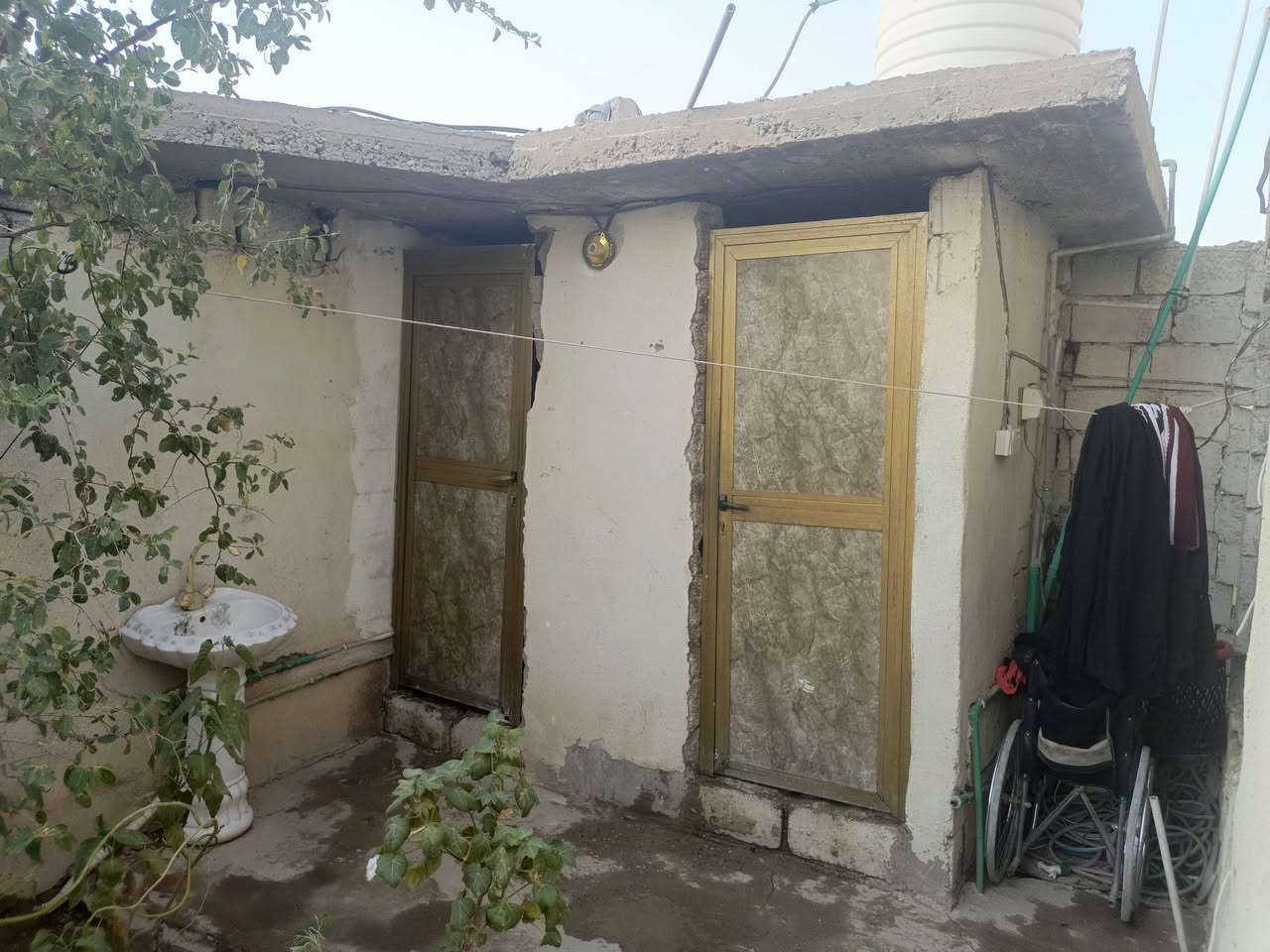 سلام عليكم بيت البيع المساحة 200  العنوان الحمزة الغربي بشارع المعاره الهناك عن حسنيته السجاد  بفرع  المختار كاظم شبيب الخشيمي  يبعد عن الشارع100متر والمولد هم 100متر ماي كرهباء البيت يتكون من غرفتين نوم ومطبخ وصاله وستقبال وحمامات خرجيه وحمام دخلي  الوجهي 12ونص النزال 16 السعر 52 وبيه مجال الرقم ***********
