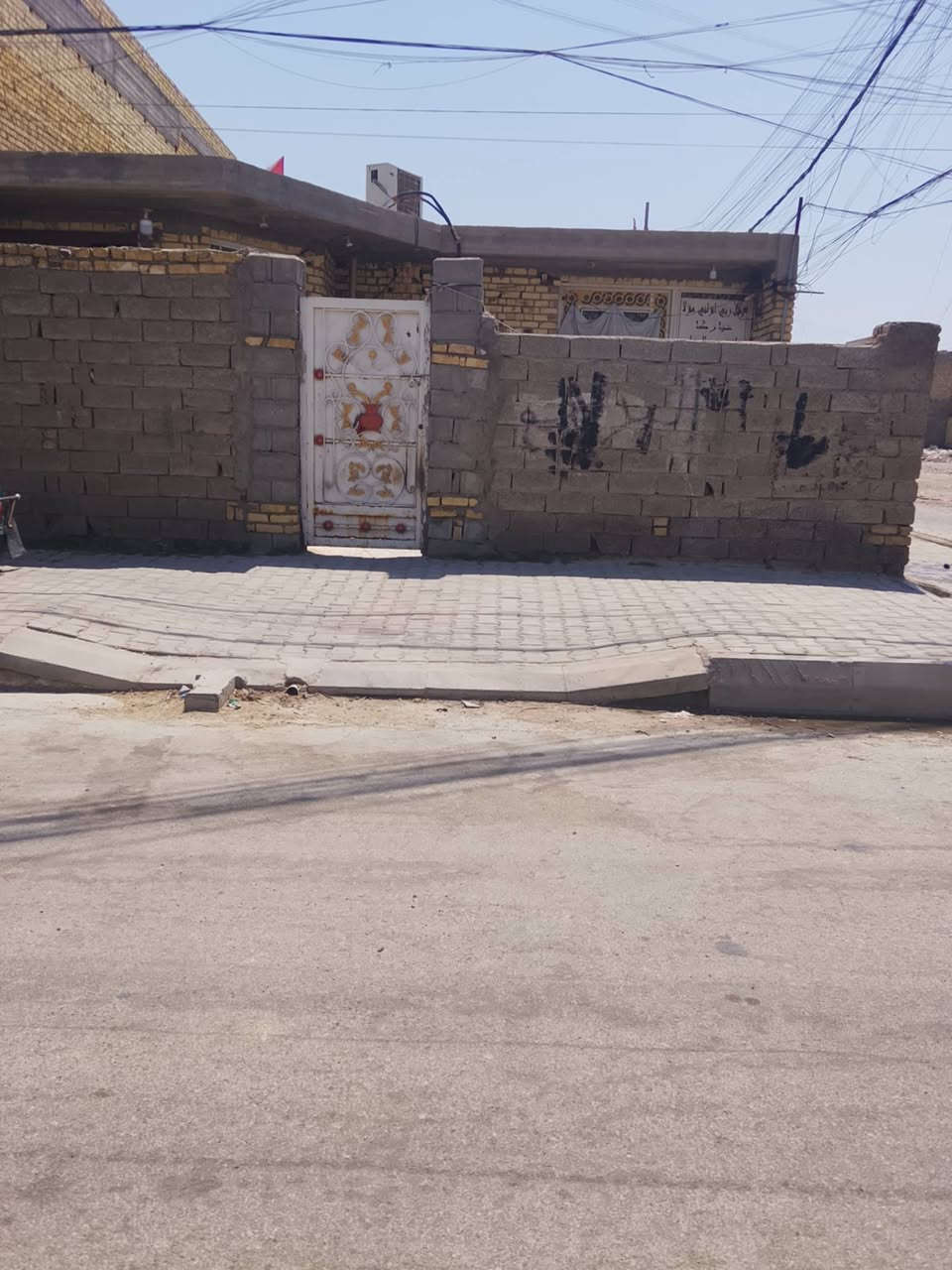 بيت ركن 200 م مصفر بي معامله البيت مقسوم قسمين مجرد رفع ضعلين من البيت يرجع كامل
المكان كوت حي الجهاد قرب مدرسه اولى العزم او متوسطه الجهاد
نهاية شارع بيت صبر
للاستفسار الاتصال على الأرقام التاليه 
‏‪***********‬‏
‏‪***********‬‏
