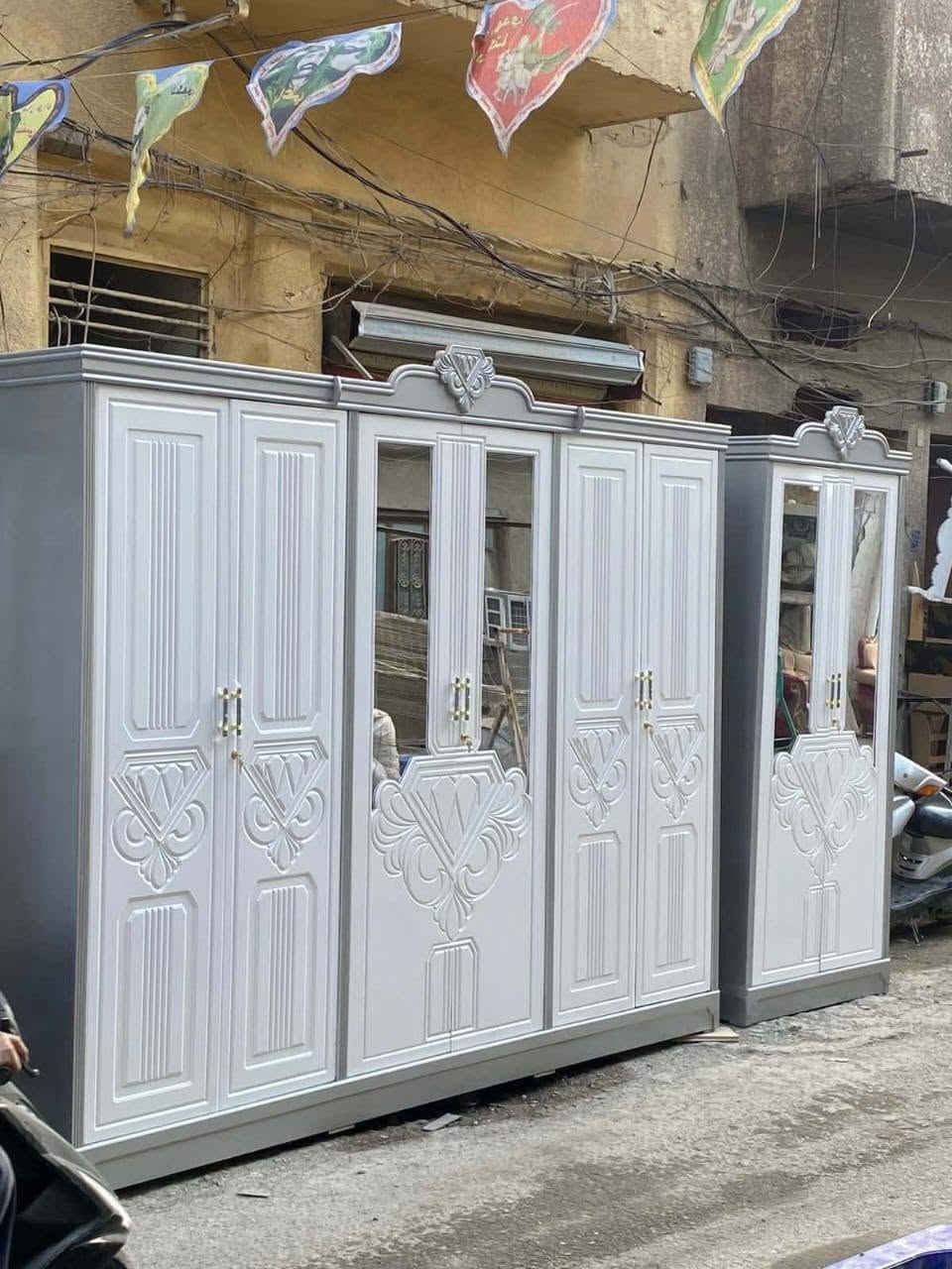 ​نوفر لكم أفضل خدمات صيانة وتجديد الأثاث بالمنزل بكفاءة ودقة عالية:
​فتح وشد الأثاث: تفكيك وتركيب جميع أنواع الغرف التركية والمحلية والحديثة بدقة وإتقان دون إلحاق أي ضرر بالأثاث.
​الصبغ والتجديد: صبغ الغرف وتغيير ألوانها بأحدث الطلاءات للظهور بمظهر جديد تماماً وفق اختياركم.
​التصليح والصيانة: معالجة الكسور، تعديل الأبواب، وتغيير السكك والملحقات التالفة.
​خدمة منزلية متكاملة: إنجاز جميع الأعمال داخل المنزل بسرعة ونظافة تامة لضمان راحتكم.أبواب بيتك قديمة أو صايرة باهتة؟ تحتاج صيانة وتجديد بترتيب وصنع يد حرفي؟
إحنا بنقدم لك الحل الأمثل بأعلى جودة وأنسب الأسعار! ✨
​🎨 خدماتنا تشمل:
​🔹 أبواب الحديد:
​معالجة الصدأ والتآكل بدقة.
​صبغ حراري/عادي بألوان عصرية ومقاومة للظروف الجوية (شمس، مطر).
​تصليح الأقفال، المفاصل، وتعديل الأبواب المائلة أو الصعبة الفتح.
​🔹 أبواب البلاستيك (PVC / UPVC):
​تصليح الكسور والشروخ وإعادة هيكلتها.
​تغيير الأقفال، اليدين، والسلاسل (المفاصل).
​صبغ وتنظيف أبواب البلاستيك وتجديد مظهرها بالكامل.
​🌟 ليش تختارنا؟
​صلابة وجودة في المواد المستخدمة.
دقة في المواعيد وسرعة في التنفيذ.
أسعار مناسبة للجميع.
خدمة صيانة موقعية (في المنزل

