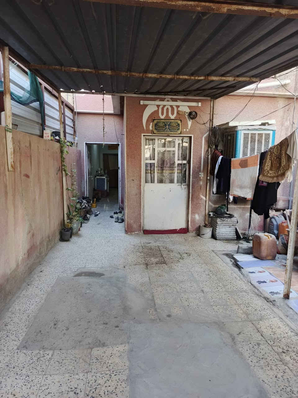 سلام عليكم بيت البيع ١٠٠ متر طابق واحد طابو صرف بسمي العنوان حسينية الراشدية قرب مستشفى التركي رقم الهاتف *********** اتصال وتدلال
