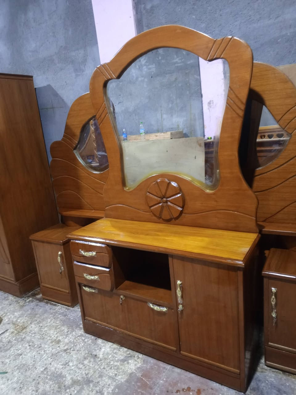 ميز • غرفة • رميثة