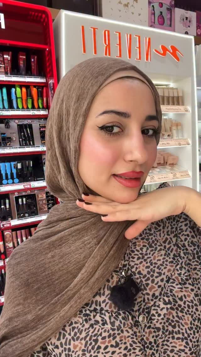 Neverti Face lllusion Palette |هايلايتر باليت نفرتي -
- قوامه مائي خفيف مو كريمي سميك
- لمعته مائيه ناعمه على الوجه ، الكلتر بي مو واضح
- ينطيكم افكت اللمعه المائيه كلش
- بي 4 الوان الابيض والذهبي والوردي والبرونزي تكدرون تستخدموهن كبلشر او ظلال للعيون كلش حلوات
- بالنسبه الثباته مو احسن شي ، يعني يحتاج تجديد او استخدموا مثبت مكياج ويا
- مكوناته تحتوي عل %72 من مواد الترطيب والعنايه بالبشرة
- سعر القطعة 10 الف
