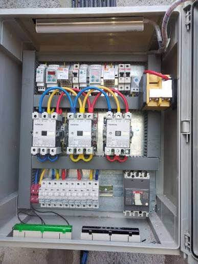 ⚡ أمان بيتك، مزرعتك، وسيارتك يبدأ من هنا! ⚡
البوردات الكهربائية الذكية بأعلى المواصفات 
🏠 1. بوردات المنازل الذكية (خطين وثلاثة خطوط):
 نظام تحويل ذاتي (ATS): سريع وآمن بدون أي انقطاع مزعج.
 حماية شاملة 100%: أمان تام لكافة أجهزتك المنزلية من الترددات العالية والهبوط المفاجئ للتيار.
 إدارة ذكية للطاقة: تحويل سلس بين (الكهرباء الوطنية، مولدة الشارع، ومولدة المنزل).
 ميزة الإطفاء الذاتي: إطفاء أوتوماتيكي لمولدة المنزل بمجرد توفر الكهرباء الوطنية أو مولدة الشارع (وفر وقودك وجهدك!).
🌾 2. بوردات المزارع وأنظمة الري:
 مزودة بحساسات لمنع تسريب المياه الزائد 
 نظام تشغيل وإطفاء أوتوماتيكي لغطاسات ومضخات الآبار.
 تصميم مرن: يتم برمجة وتفصيل البورد بالكامل حسب رغبة ومتطلبات العميل لضمان أفضل أداء للمزرعة.
🚗 3. بوردات شحن السيارات الكهربائية (EV):
 بوردات مخصصة لسيارات الجيل الجديد مثل (تيسلا Tesla، وبي واي دي BYD) وغيرها.
 حماية مطلقة: تمنع أي ضرر قد يلحق ببطارية السيارة نتيجة الكهرباء غير المستقرة.
 تأريض احترافي (Earthing): يتم عمل نظام أرضي متكامل لضمان أعلى درجات الأمان وتفريغ الشحنات الزائدة أثناء عملية الشحن.

📞 للحجز والاستفسار وتفصيل البورد الذي يناسبك:
تواصل معنا عبر رسائل الصفحة السليمانية, العراق

نص مكتوب في الصور:
- حلول الحماية الكهربائية المتكاملة لمنزلك
- بورد منزلي ATS حماية متكامله
- للمنزل بدون الحاجة لربط اي جهاز
- حماية داخل المنزل
- تجميع لوحات ATS أوتوماتيكية
- حماية شاملة ضد تذبذب الجهد
- استخدام مكونات عالية الجودة
- تصميم منظم وجمالی
- اسخية منثئيك
- بوردات منزل
- للحجز والاستفسار، اتصل بنا: ***********, ***********