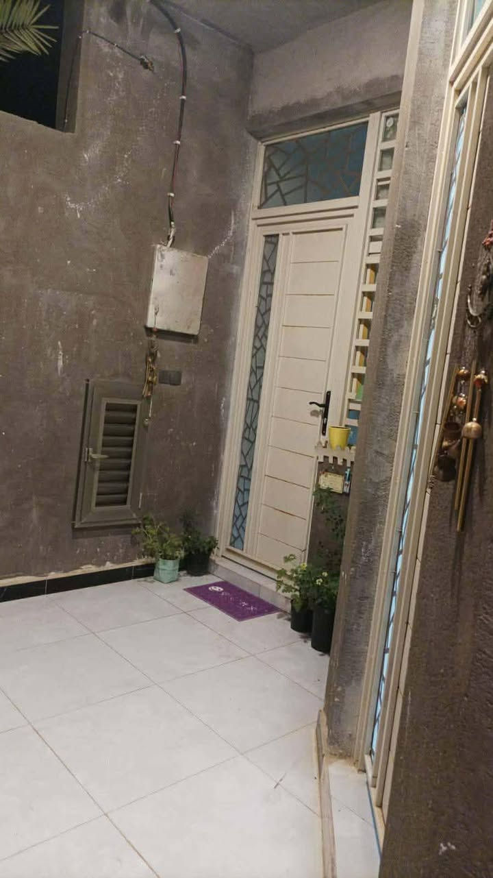 🏡 بيت للبيع في ناحية العكيكة - الحي العسكري 🏡
العنوان: ناحية العكيكة / الحي العسكري - قرب كراج بلدية العكيكة
الملكية: طابو صرف
📐 تفاصيل المساحة:
 المساحة الكلية: 120 متر مربع
 الواجهة: 6 متر
 النزال: 20 متر
🏠 مواصفات البيت:
 غرفة نوم واحدة
 استقبال
 صالة واسعة
 مطبخ
 منور
 صحيات (داخلية وخارجية)
💳 الملاحظات المالية:
 البيت مطلوب صندوق إقراض الإسكان (27 مليون)
📲 للاستفسار والتواصل (واتساب): ***********
