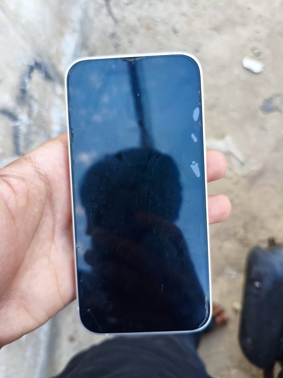 ايفون 13 للبيع جهاز نضيف مكفول هاي الشخوط بالزكه مو بالشاشه بطاريه 92 ملحقات كامله سعر اتصال ***********
