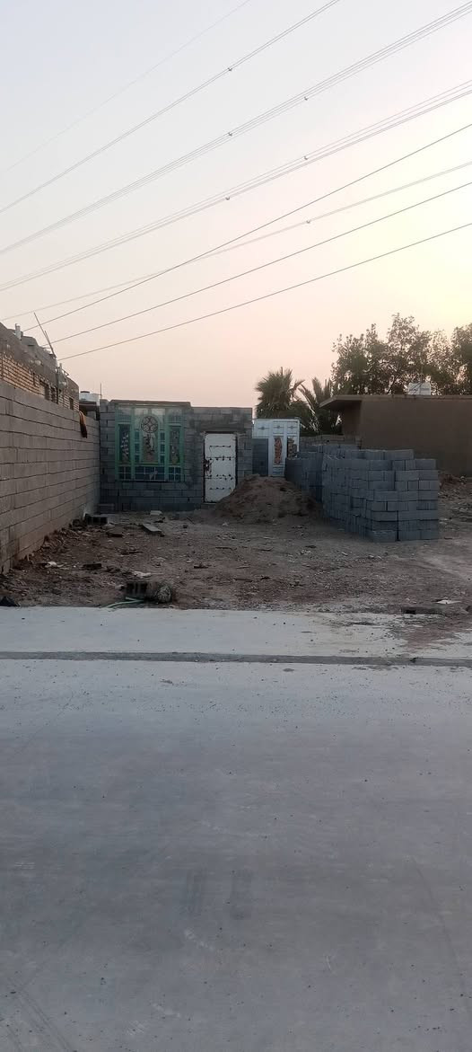 السلام عليكم هيكل للبيع بحي الجوادين شارع النفط مقابيل سيد السعار الهيكل يحتوي على ستقبال وصاله وغرفه نوم وصحيات مساحت الهيكل280 واجه 8ونزال 35 يبعد على الشارع الرئيسي 100 ومن ضمنه 1500 بلوكه مع رمل تك الاتصال على رقم ***********
