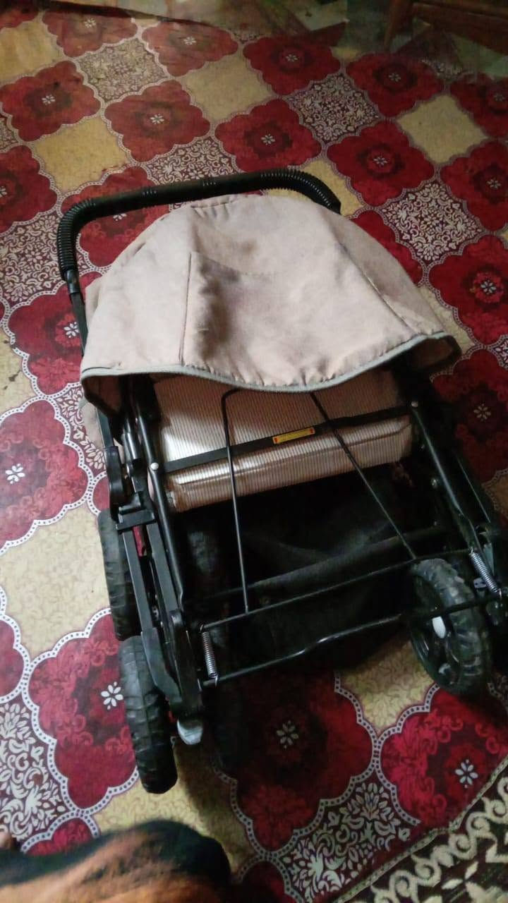 للبيع عربانة طفل جديده ما مستخدمه هواي سعره ٥٠ ومكاني حله والي يريد يتصل علئ هذا الرقم   ⁨***********
