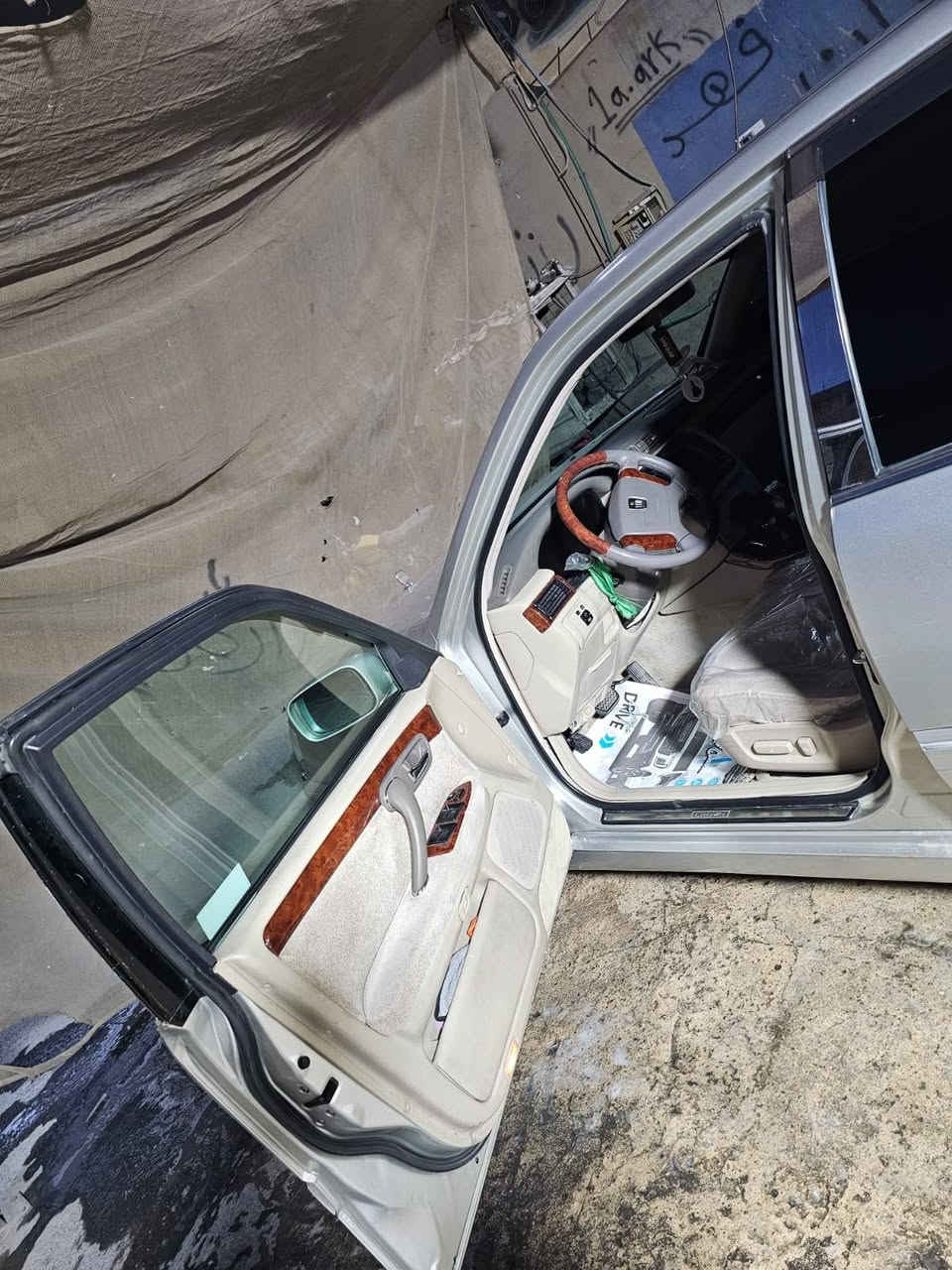 السلام عليكم من رخصه الادمن 
سيارة تيوتا كراون 2000
اللون بحري
محرك ديفور الجبير 
السيارة رقم بغداد  
مكفول من الكص ونقل الجثه  السيارة اصوليه قرار 48 وبسمي 
بيها طخه في الجاملغ على البارد وموضحه بصورة 
السيارة صدر جديد 
و تايرات جديدة 
تبريد ثلج 
السيارة فول عدى الفتحه
تحوير فوك جوة نجف 
السعر 155 وبيها مجال حك الجيه 
العنوان بغداد حي العامل 
رقم صاحب السيارة ***********
