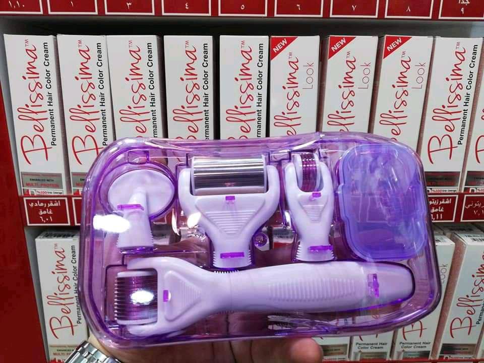 DERMA ROLLER SYSTEM 6IN1🧏‍♀️💞
💥بكج ديرمارول هو أحد الأجهزه المستخدمه في نضارة البشره والجلد وعلاج بعض المشكلات الجلديه البسيطه وهوعباره عن اله تحتوي على أبر مصنوعه من التيتانيوم يتم تمريرها على الجلد وبهاأبر للوخز وتختلف مقاسات الأبر بأختلاف المكان المراد علاجه وبعد عمليه التمرير تبدأ الخلايا بلظهورمن جديد وهو جهاز طبي مسموح به ومستخدم بكثره حيث يعمل على زيادة مستوى الكولاجين والإيلاستين في الجلد حيث ان أغلب مشاكل البشره هي قلة الكولاجين بلبشره حيث هذه الأله وبأختصار تحفز عمل الكولاجين بلبشره وتنشط الدوره الدمويه مما يساعد على علاج مشاكل البشره بكل انواعها وتستخدم للنساء والرجال وكل الأعمار وتناسب البشرات بكل انواعها والوانها،واستخدامهاسهل وبسيط.
💥من فوائدDERMA ROLLER👇👇👇
💥بكج الديرمارول تستخدم للوجه والجسم واليدين وشعر الرأس.
💥تستخدم في الحصول على بشره نضره.
💥تستخدم في علاج التشققات الجلديه.
💥تستخدم في تحفيز نمو الشعرللرأس.
💥تستخدم في تقليل من شدةالخطوط الحمراء والبيضاء في الجسم والسيلوليت.
💥تستخدم في علاج بعض الندبات كلما كانت سطحيه أكثر،حيث تحسن من مضهر الندب وحفر الوجه بنسبه تصل 90% وفي بعض الدراسات 100%.
💥 درمارول لها دور في تقليص المسامات الواسعه.
💥تحفيز انتاج الكولاجين وتحسين مرونة الجلد
والحد من التجاعيد.
💥تحسن من لون التصبغات والكلف والهالات.
💕يمكن استعمال نفس الدرمارول لأكثر من سنه حسب محافظتك عليها.
💕تعزز من استقبال السيرومات والكريمات المغذيه، حيث تسمح بلأختراق العميق لأي كريم او جل بنسبه عاليه تصل 40 ضعف.
💞قبل أستخدام الديرمارول👇
💥 يجب غسل الوجه جيدا بلغسول وتجفيفه.
💥 يجب غسل رأس الديرمارول بلماء الساخن وهذايضمن تطهير الأبر.
💥بلنسبه للمخدر فهو اختياري حيث يرجع لطبيعه كل شخص يتحمل نغزات الأبر ،حيث يتم وضع المخدر والانتظار لبضع دقائق لحين الشعور بأن المنطقه اتخدرت من بعدها يجب تنظيف المنطقه جيدامن المخدر.
💥تمرر رأس البكره بأتجاه واحد من اليسار الى اليمين ثم من الأعلى الى الأسفل ثم بشكل قطري  مرر كل منطقه من الجلد4_5مرات لكل اتجاه .
💥بعدها وضع سيروم يدعم تجديد الجلد ويترك من 20_30 دقيقه بعد ذلك يمكن وضع مرطب او قناع للوجه.قبل استخدام اي منتج يجب التأكد من ان البشره غير متنمله من المخدر وغير محمره.
💥يمكن استخدام الديرمارول من 1_2 بالأسبوع
👈💥نصيحه:تجنب اشعه الشمس لمدة اسبوع على الأقل بعد العلاج كمايجب استخدام واقي شمس spf30 على الأقل،الى جانب كريمات غنيه بلكولاجين والفيتامينات A,E,C.💓💓
#الاصلي 💯💯 
السعر 25 
🚘 يوجد خدمة توصيل لجميع محافظات العراق ٤ الاف 🚘