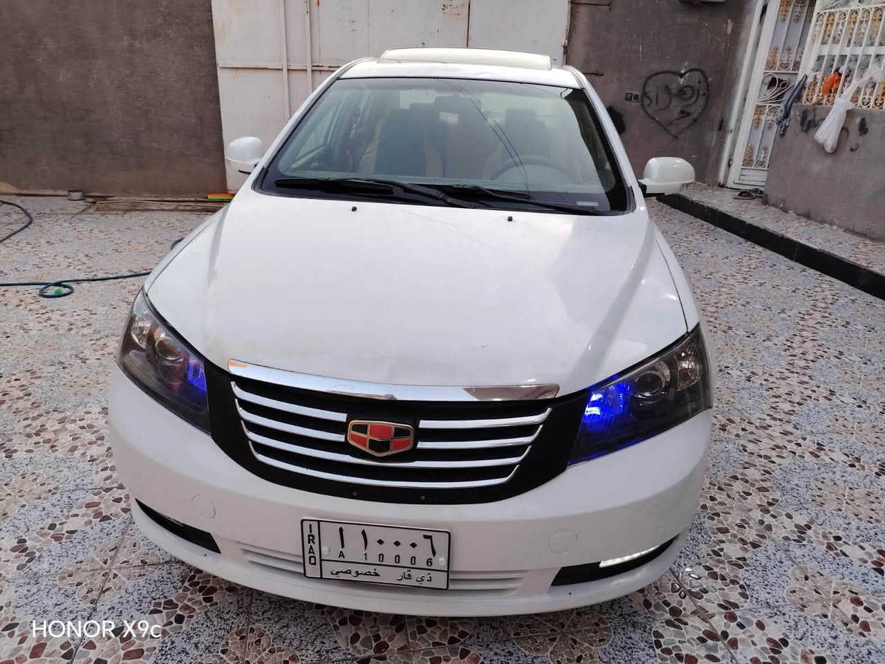 سياره 🚘جلي ام كراند موديل ٢٠١٣ رقم ذي قار ألماني مشروع وطني تحويل مباشر🚦 بأسم صديقي  السياره مكفوله كفاله من الضربه والتبديل والفتح بيها فقط رشات صبغ بسيطه أثر لكَط خياسات مكينه وكير كورلا ياباني ١٨٠٠  خير من الله
حداديه حلوه تخم تاير🛞 كهربائيات كلها شغاله دواخل كلش نضيفه سلايد روف شغال
السعر💵 44 وبيهه مجال بسيط للشراي 
للاستفسار☎️ ***********
الحاج أحمد🤵🏻‍♂️
العنوان🏠 ناصريه حي الشموخ شارع مول الكوخ

نص مكتوب في الصور:
- HONOR X9c