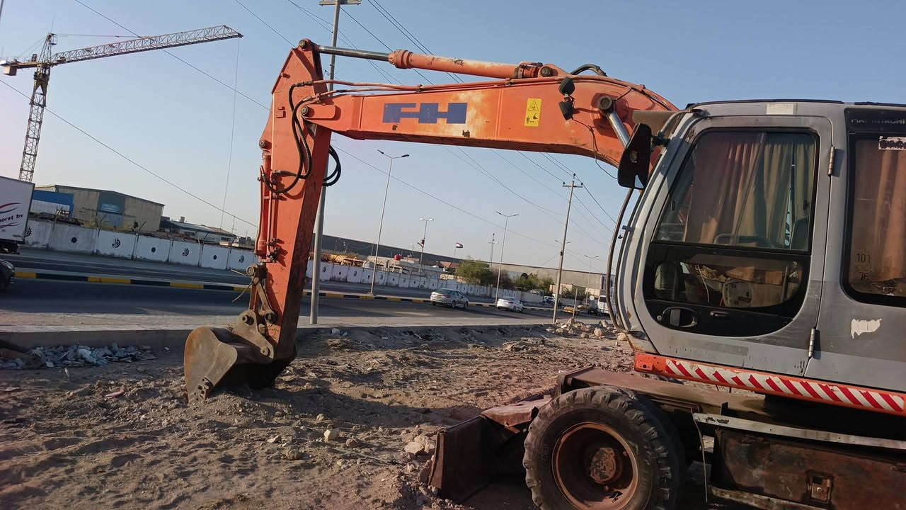 حفاره فيات هيتاشي موديل 99محرك رقم سنويه تحويل محرك مضخه كنترول ثكيل خفيف كله شغال رقم ***********اثير***********
