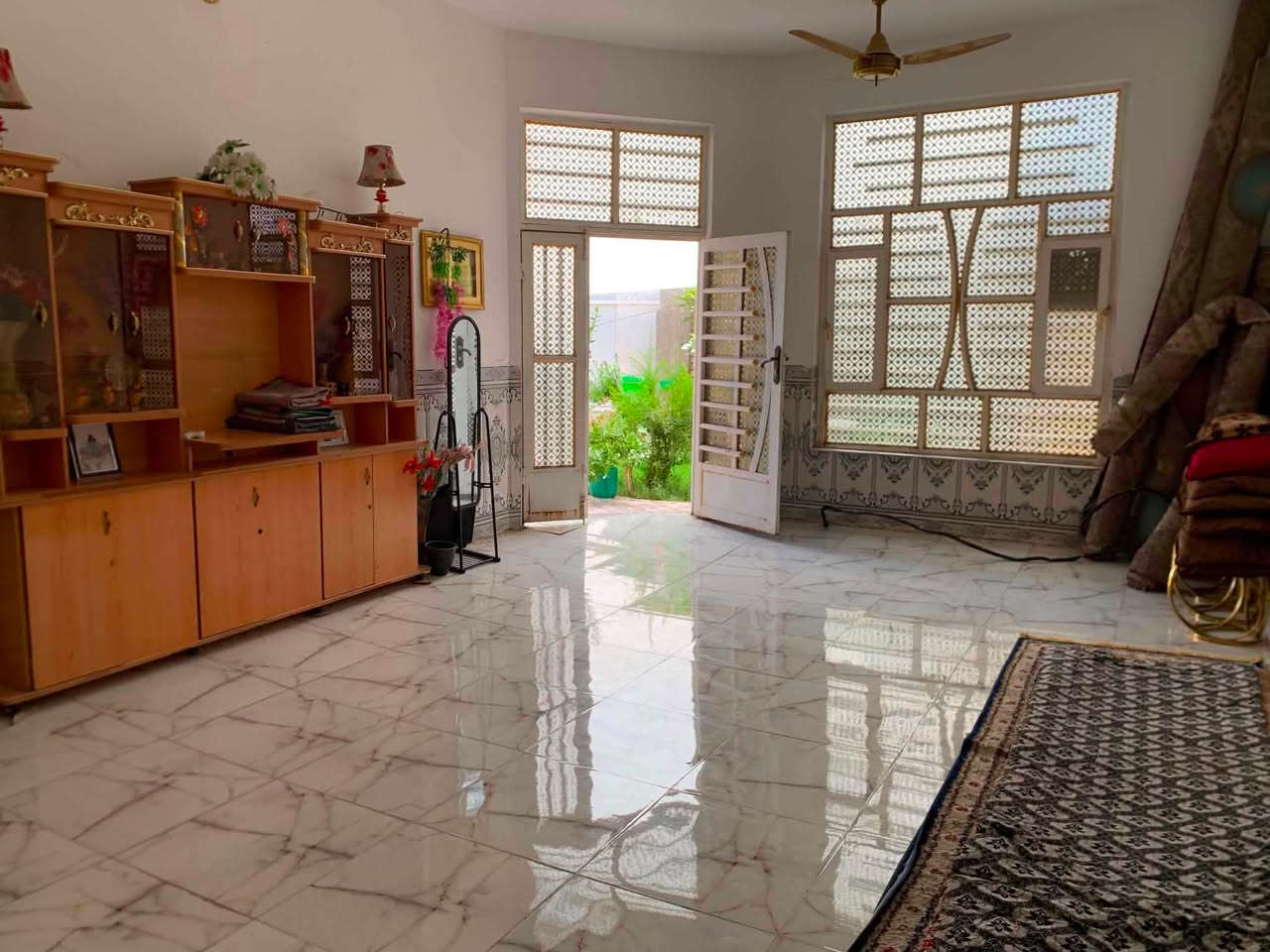 🏡 دار للبيع – موقع مميز المساحة: 250 م² طابو زراعي (سند 25) البناء: حديث، طابوق مع كونكريت مسلح، وسقف كونكريت مسلح للطابقين.
🔹 الموقع: المدحتية على ربيانه، في الفرع المقابل لوعد القصاب.
مواصفات الدار:
🏠 الطابق الأول: استقبال كبير و صالة واسعة مع مطبخ و غرفتان
🏠 الطابق الثاني: غرفتان صالة (قيد الإنشاء)
* صحيات داخلية وخارجية
✅ الخدمات متوفرة بالكامل: ماء و كهرباء و شارع صب
💰 السعر: 145 مليون دينار عراقي قابل للتفاوض.
📞للاستفسار الاتصال على الأرقام التالية 
***********
***********
