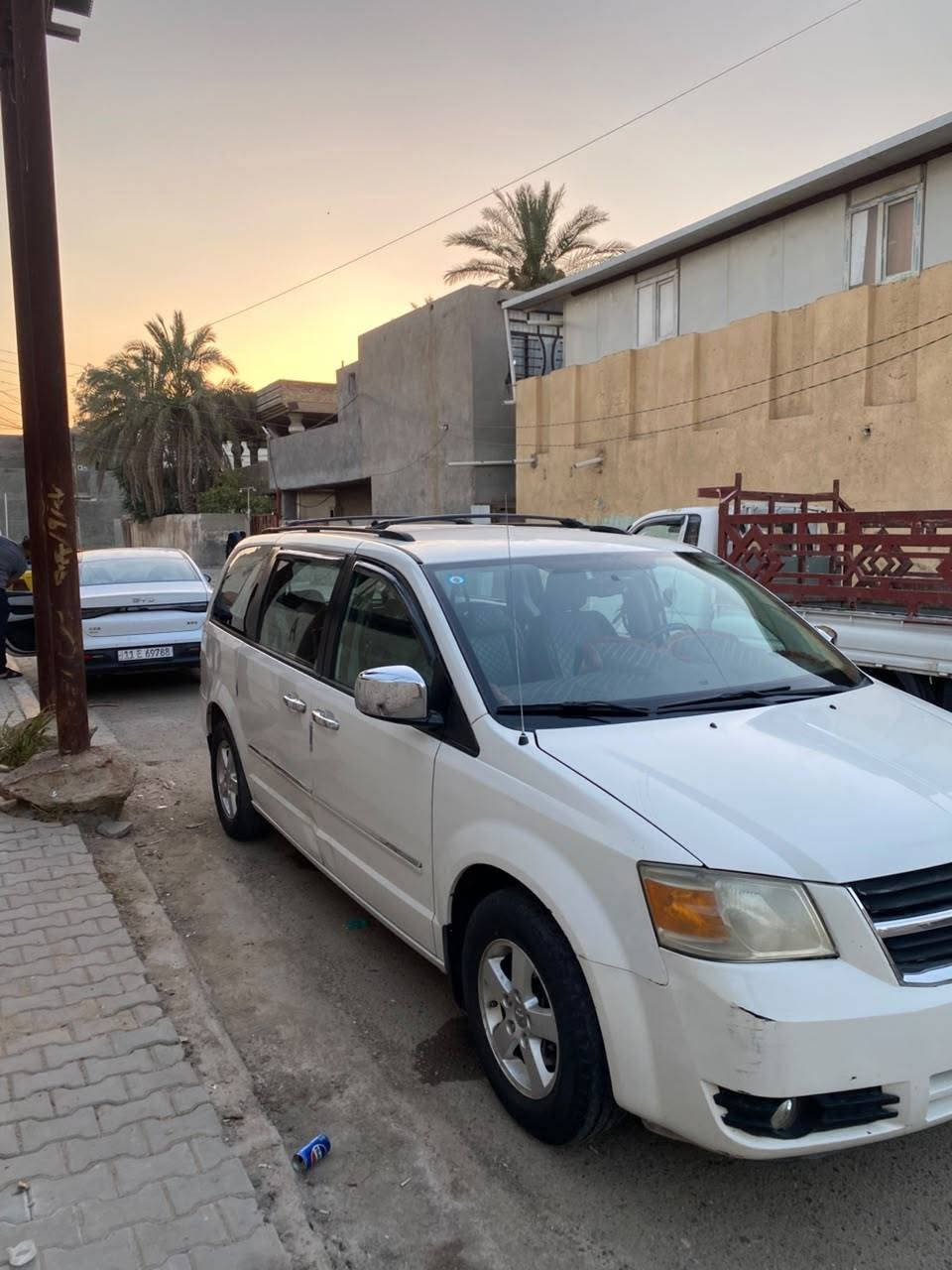 السلام عليكم اخوان
امريكي دوج كرفان  SXT موديل2009
كشن كهرباء ابواب كهرباء محرك3600
تبريد شغال وحلو داخلها مدوشم وحلوه السياره
وبيها ضربه موضحه بالصوره امامكم 
السعر 115$ وبيها مجال للتواصل *********** *********** ومتوفر واتس
