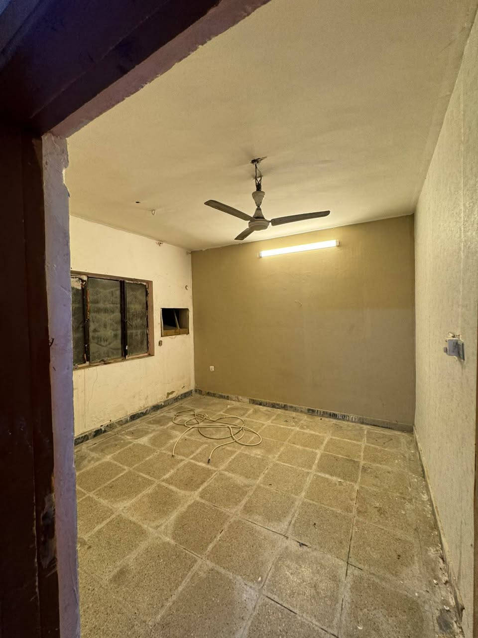 � للإيجار – السيدية / مربع الضباط
يسلم مصبوغ وجاهز للسكن 📍

مشتمل طابق أرضي معزول عزل تام، بمساحة 120 متر، ويحتوي على:

🛏️ غرفتين نوم، نظام الغرفتين مفتوحة واحدة على الثانية
🛋️ صالة
🍳 مطبخ
🚿 خدمات
🚗 كراج يسع سيارة

📍 الموقع: السيدية – مربع الضباط
💰 الإيجار: 600 ألف دينار شهرياً قابل

للاستفسار والتفاصيل، التواصل على الرقم
***********
