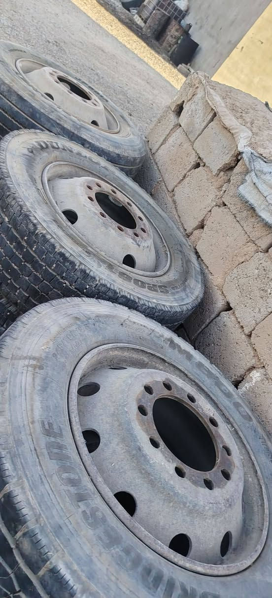تايرات  لودر للبيع حجم ١٩ونص ويل ١٠براقي
***********
