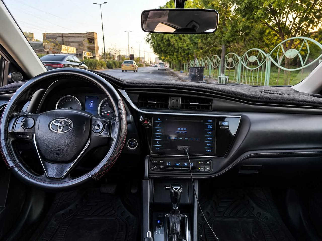 السلام عليكم 
كورلا 2017 خليجي جيهان 
موصفات خاصه 
محرك 2000 VVT
بصمة تحكم ستيرن جهتين 
وضعيات قياده ايكو وسبورت 
لايتات زنون أربع جام اوتو 
شاشه دجتل 
تبريد ثلج 
السياره جديده مال بيت 
ماشيه ٧٥ الف
سونار مرفق مع المنشور فقط رش بدون قطره معجون 
سعره ١٣٥ وبيه مجال 
رقم سليمانيه بسمي تحويل وكاله حاضر . مكان بغداد، اليرموك 
رقم ***********
