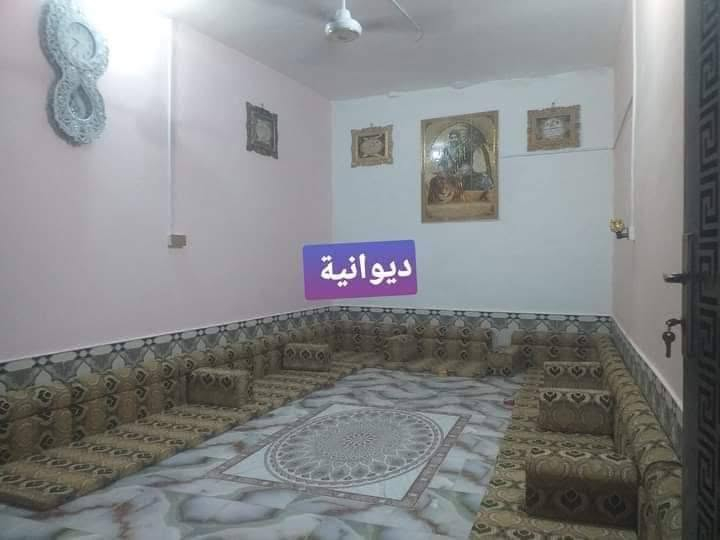 بيت للايجار او البيع في حي الجوادين النزله الثالثه خلف ملاعب صيوان مباشرتاً على شارعين رئيسيات وبيت نضيف مساحته 280م غرفتين وصاله وديوانيه وحديقه ومطبخ وصحيات وبصفه قطعه مساحتها   440م
للبيع او الايجار
سعر الايجار 250 
سعر بيع البيت 43 بي مجال 
سعر القطعه 27 بيها مجال 
البيت والقطعه زراعي
بيت للايجار او البيع في حي الجوادين النزله الثالثه خلف ملاعب صيوان مباشرتاً على شارعين رئيسيات وبيت نضيف مساحته 280م غرفتين وصاله وديوانيه وحديقه ومطبخ وصحيات وبصفه قطعه مساحتها   440م

بيت للايجار او البيع في حي الجوادين النزله الثالثه خلف ملاعب صيوان مباشرتاً على شارعين رئيسيات وبيت نضيف مساحته 280م غرفتين وصاله وديوانيه وحديقه ومطبخ وصحيات وبصفه قطعه مساحتها   440م للاستفسار***********

نص مكتوب في الصور:
- مطبخ
- باب الصاله الخارج
- باب المطبخ
- الصاله
- صحيات داخليه
- سقف التواليت الخارجيه
- ديوانية
- مدخل الصيحات والمنور
- الغرفه الثانيه
- مدخل الصاله من باب المطبخ