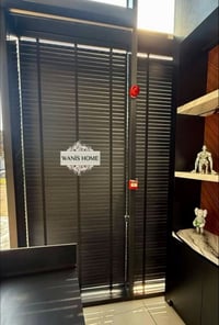 حين تُختار الستائر الخشبية بعناية  من ونيس هوم للستائر  يتغيّر إحساس ا...