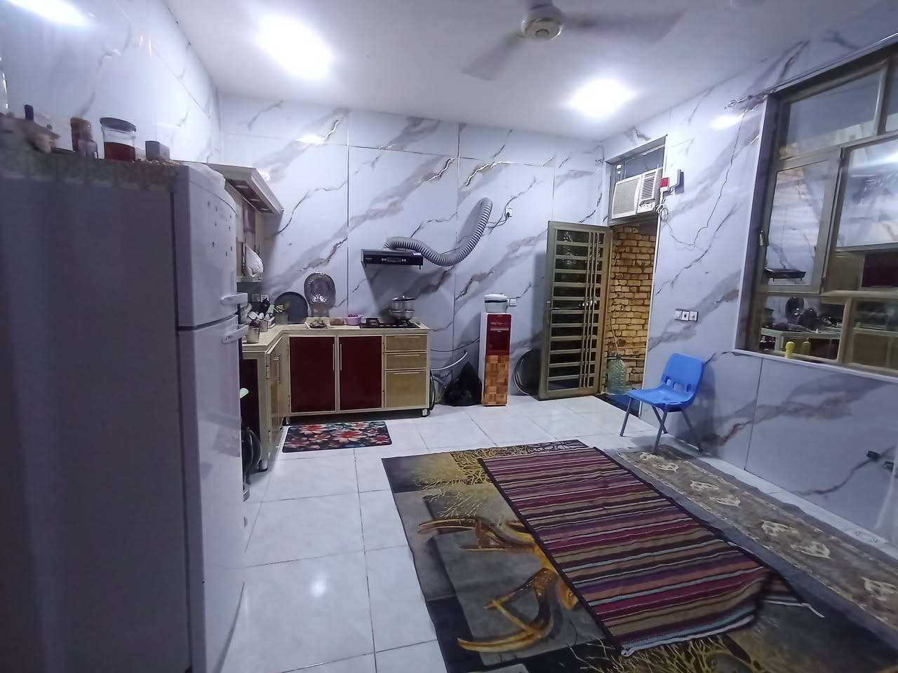 السلام عليكم.
بيت لبيع مساحة ،200م.
طابقين الطابق الثاني هكيل .
زين القوس شارع الكفاح. 
داخل فرع (ام البنين)
السعر ،140
لتواصل ***********
