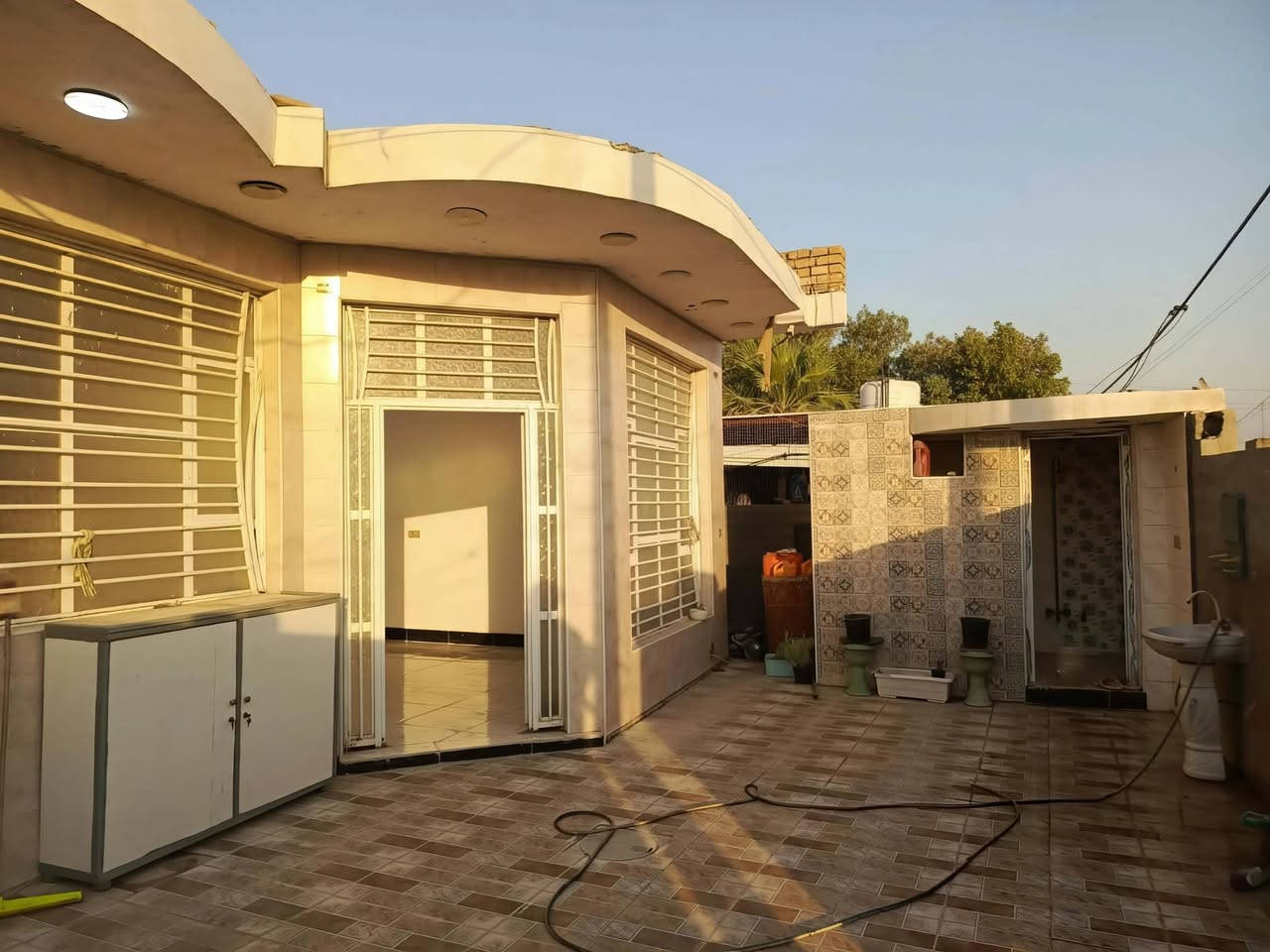 🏡 بيت للبيع – الكوت / حي الجوادين
بيت ركن بمساحة 265 م²،  في حي الجوادين قرب أسواق العتابي.

🔹 طابق واحد.
🔹 يتكون من:

- غرفتين نوم.
- هول.
- استقبال.
- مطبخ.
- صحيات داخلية وخارجية.

✅ بناء حديث درجة أولى.
✅ البناء طابوق، والسقف صب (كونكريت).
✅ جميع الخدمات متوفرة: ماء، كهرباء، ومجاري.
✅ الشارع يحتوي على مجاري وتبليط.
✅ توجد معاملة تطويب مقدمة.

💰 السعر خاص.

للاستفسار ومعرفة بقية التفاصيل، يرجى التواصل مع صاحب البيت. ***********

